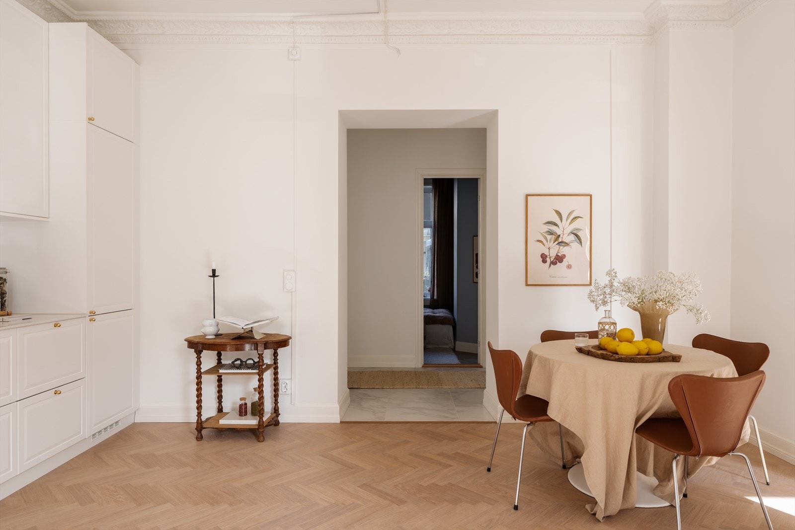 Det er god plass til både sofagruppe og spisebord i stuen. Galleribilde