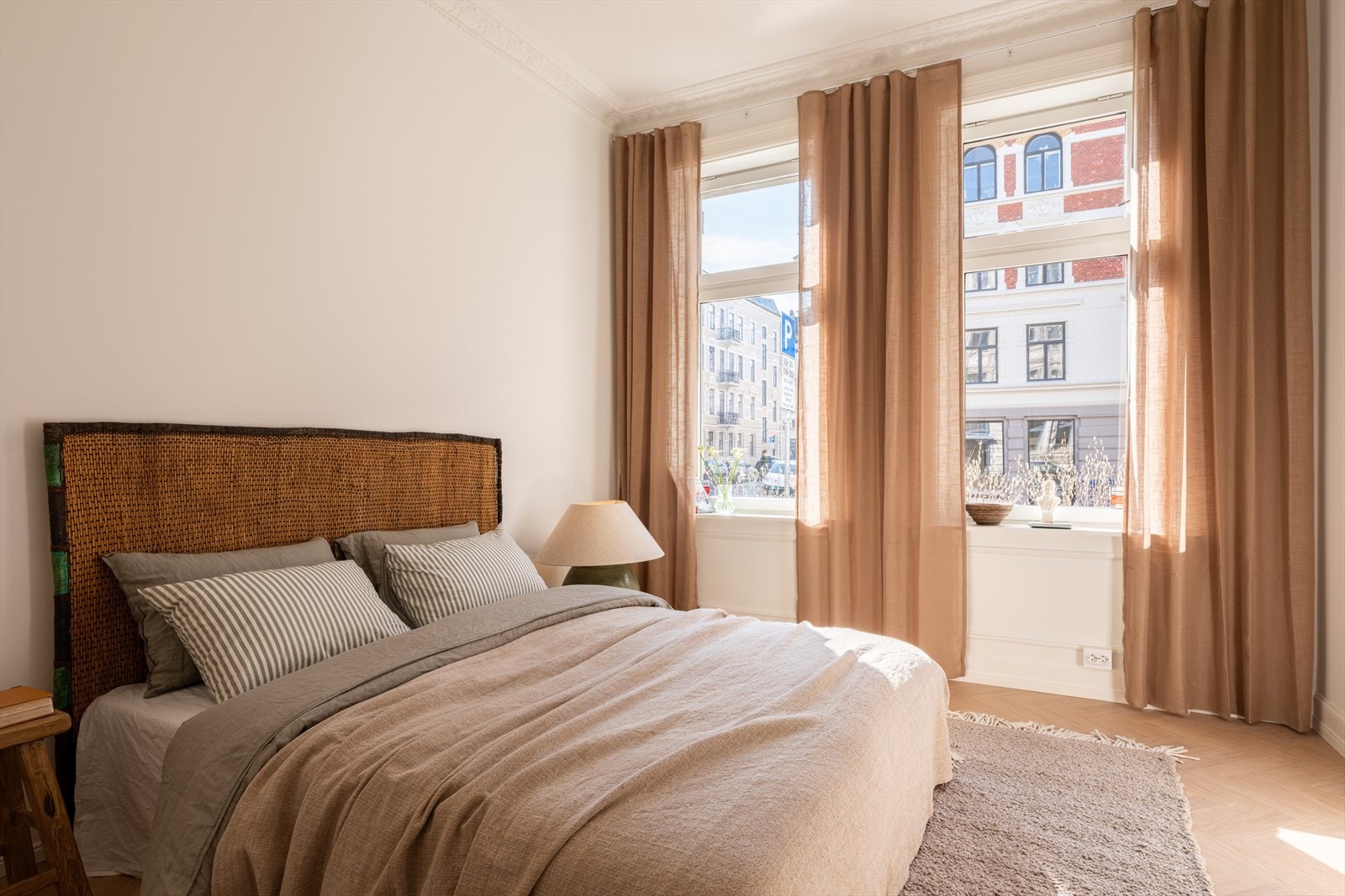 To store vinduer slipper inn godt med naturlig lys. Dype vinduskarmer med plass til pyntegjenstander. Galleribilde
