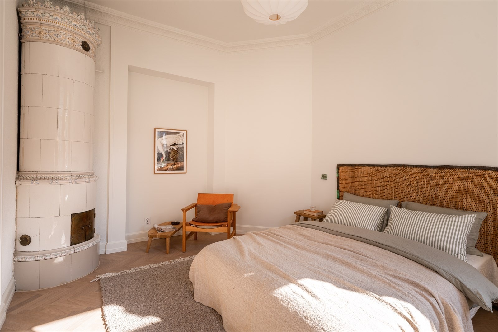 Rommet er av god størrelse med plass til dobbeltseng, nattbord og garderobeløsning. Galleribilde