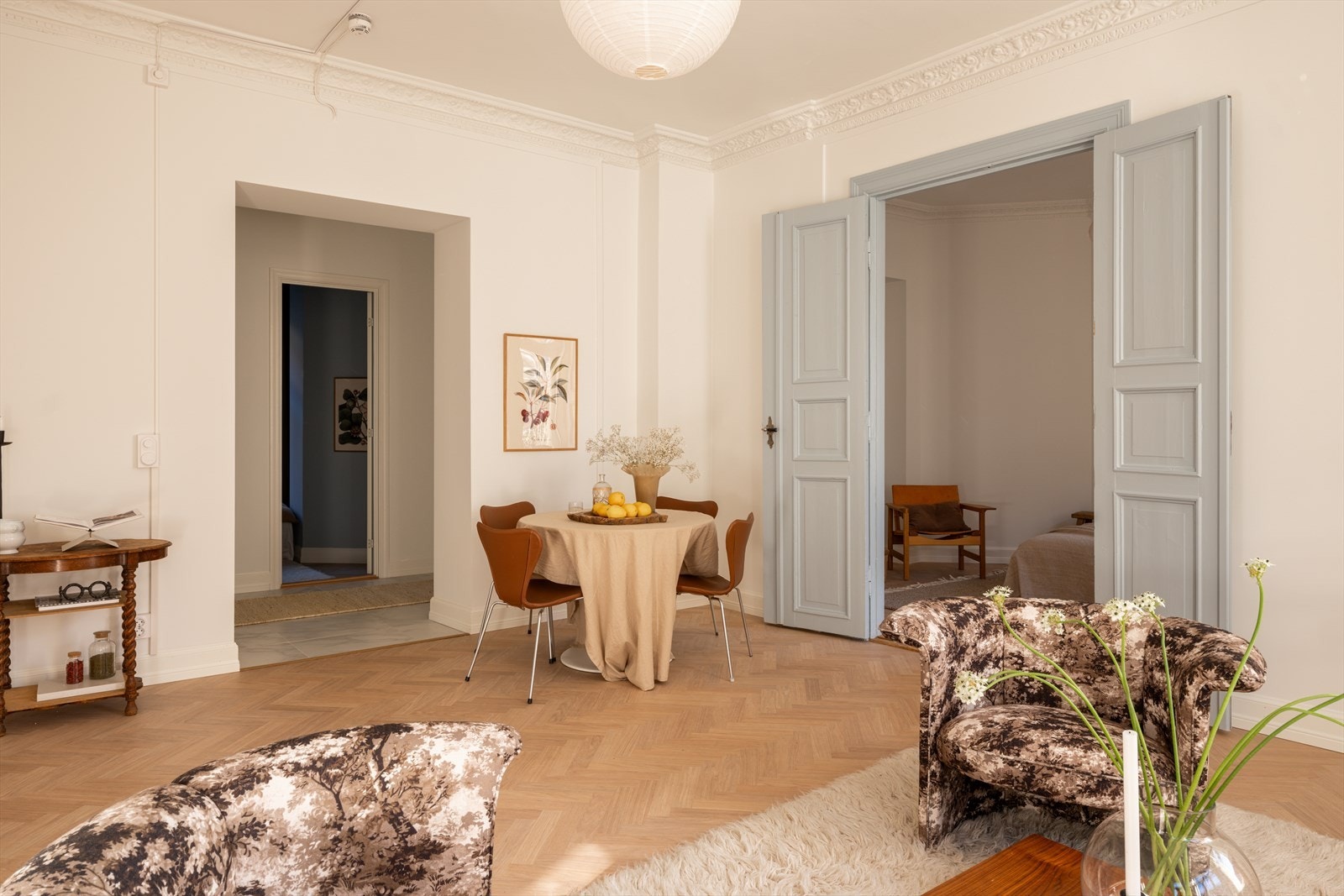 Utrolig lys og hyggelig stue med gode møbleringsmuligheter for sofagruppe og spisestue. Galleribilde