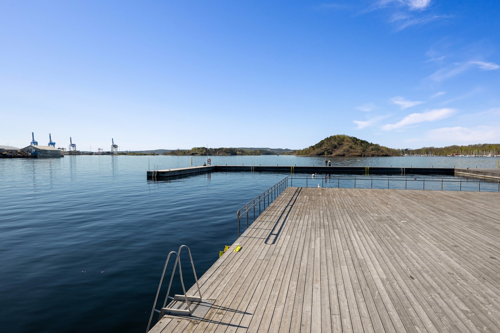Egen svømmebane på sjøbadet. Galleribilde