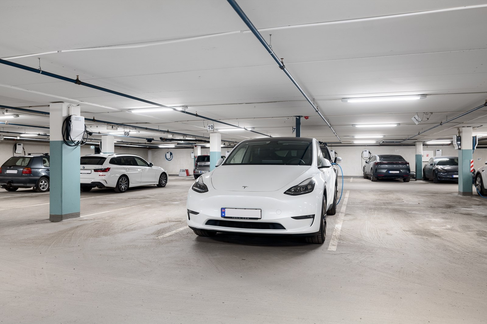 Det medfølger en fast parkeringsplass i felles garasjeanlegg. Galleribilde