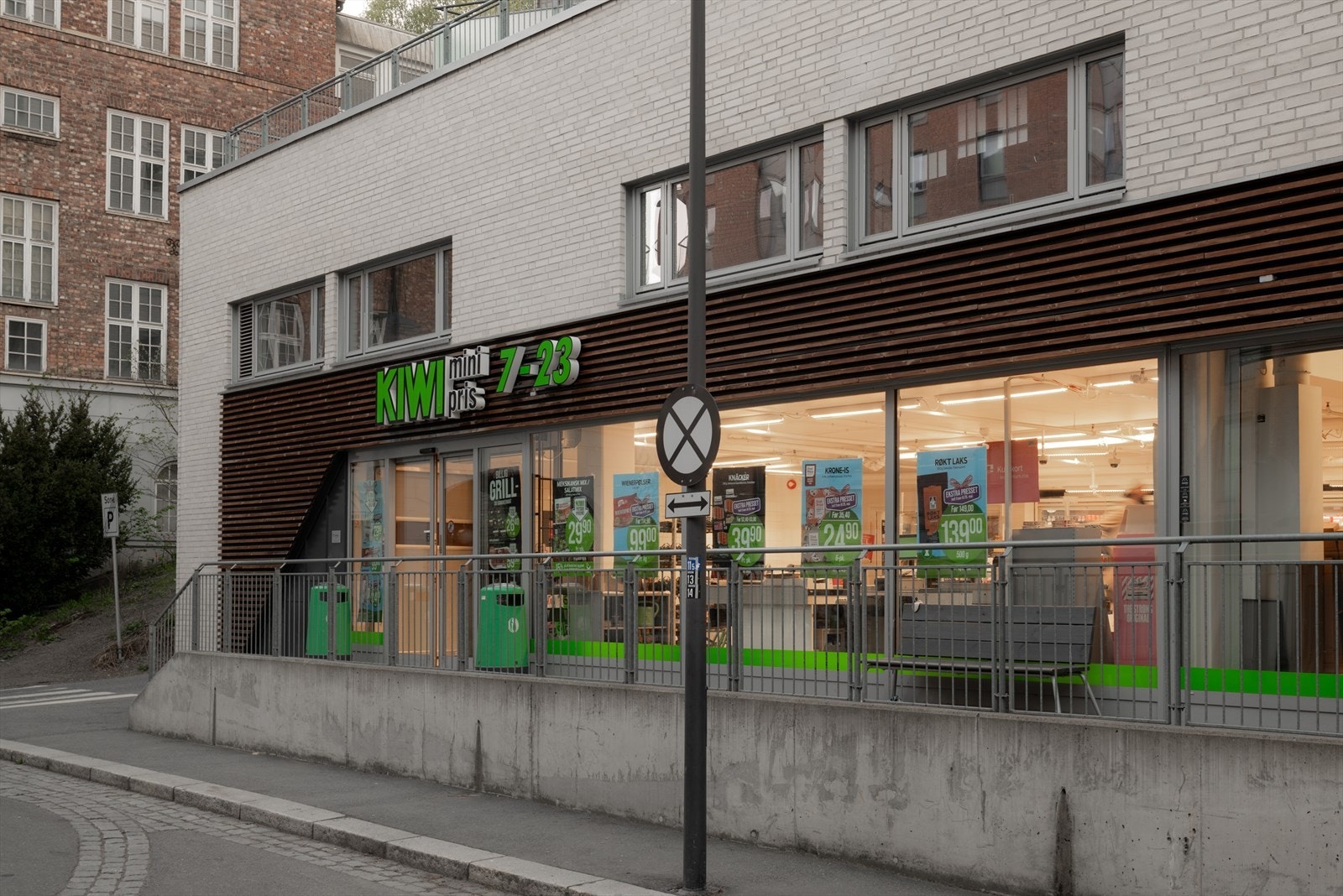 Flere dagligvarebutikker i umiddelbar nærhet, inkludert Kiwi. Galleribilde