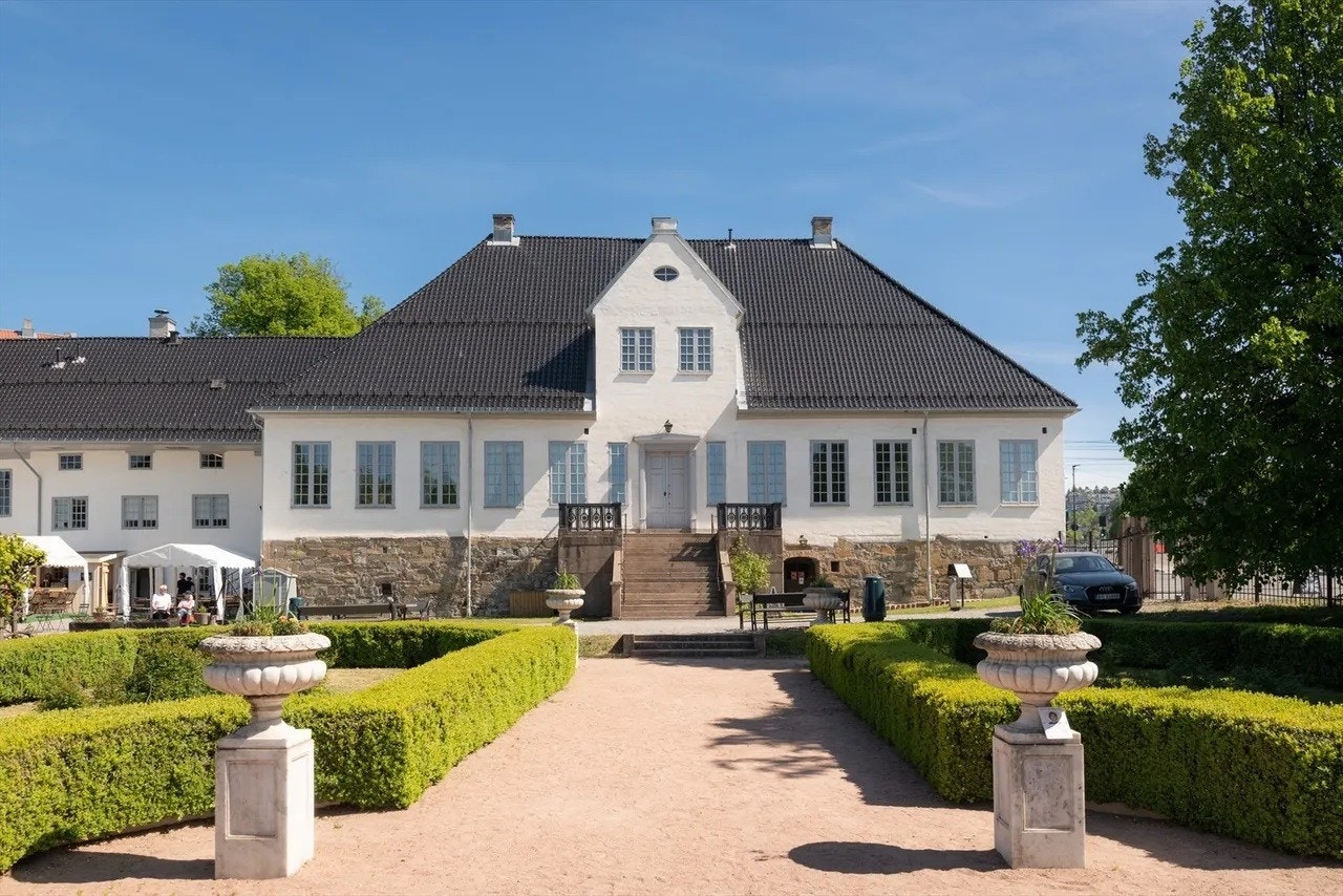 Gamle Oslo byr på en rik historie, her er ladegården med servering. Et nydelig sted å nyte noe forfriskende om sommeren. Galleribilde