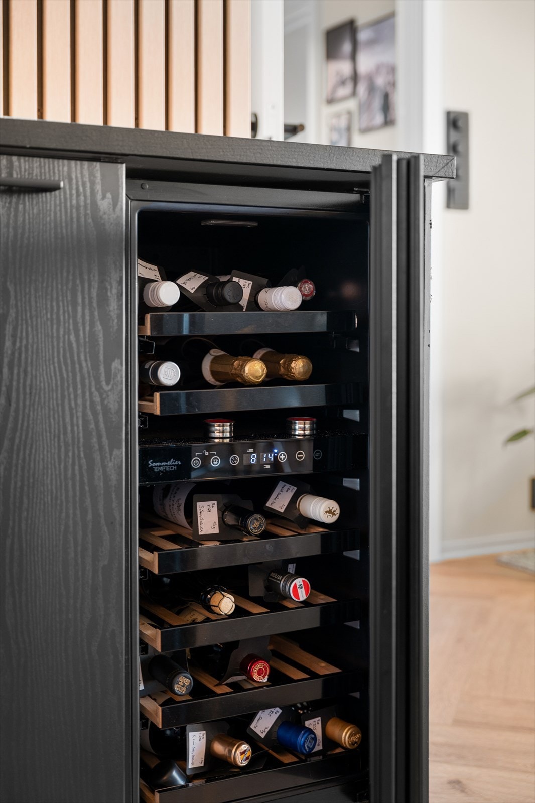 Integrert vinskap for perfekt temperering. Galleribilde