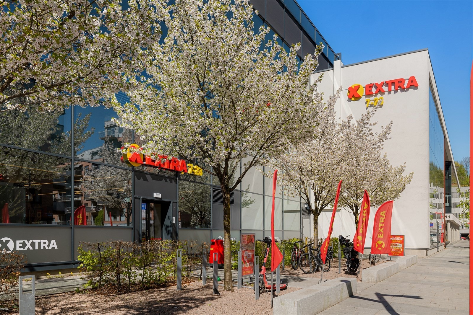 Dagligvarehandelen gjøres enkelt hos Coop Extra, kun to minutters gange unna. Galleribilde