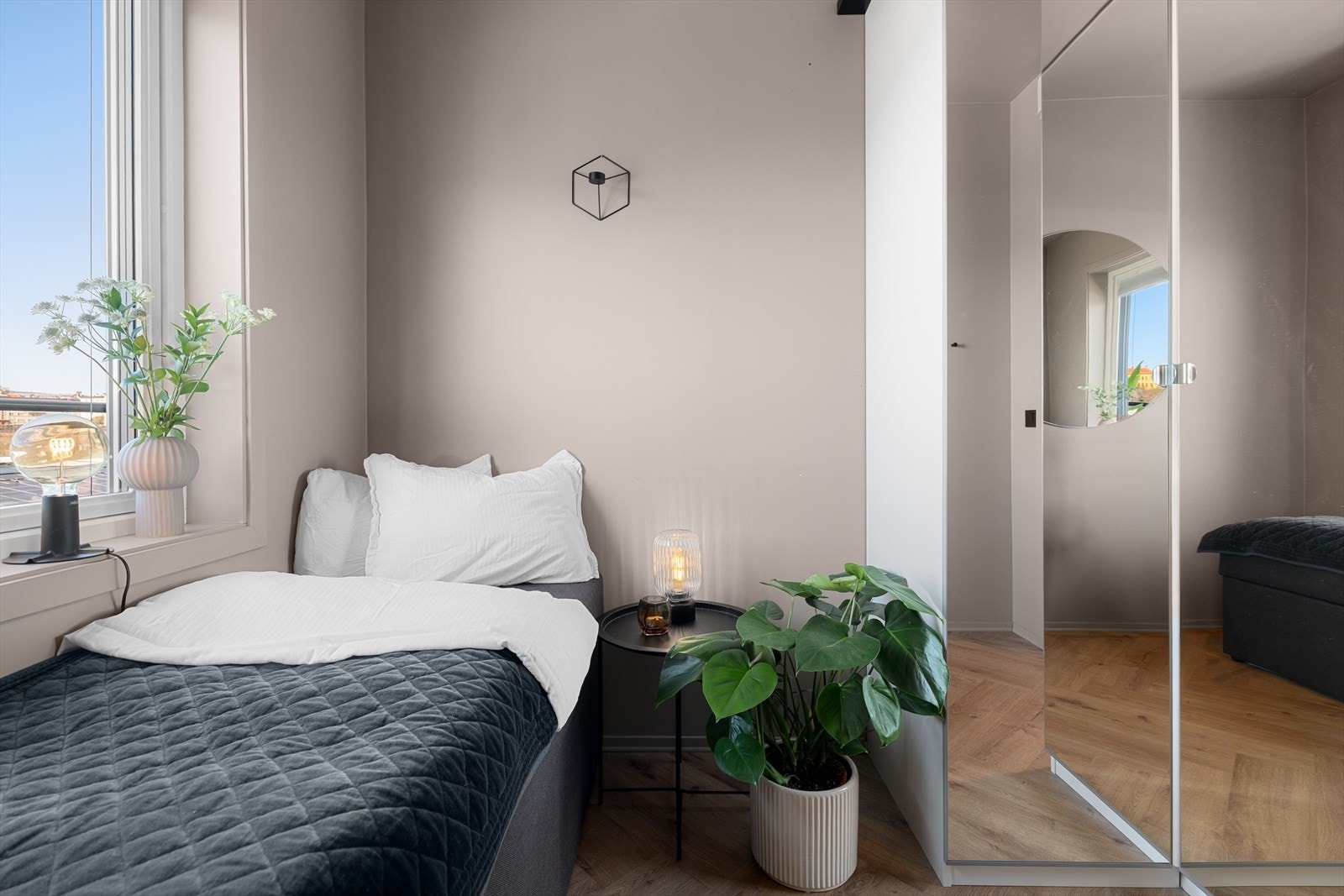 Rommet er utstyrt med garderobeskap for effektiv oppbevaring. Galleribilde