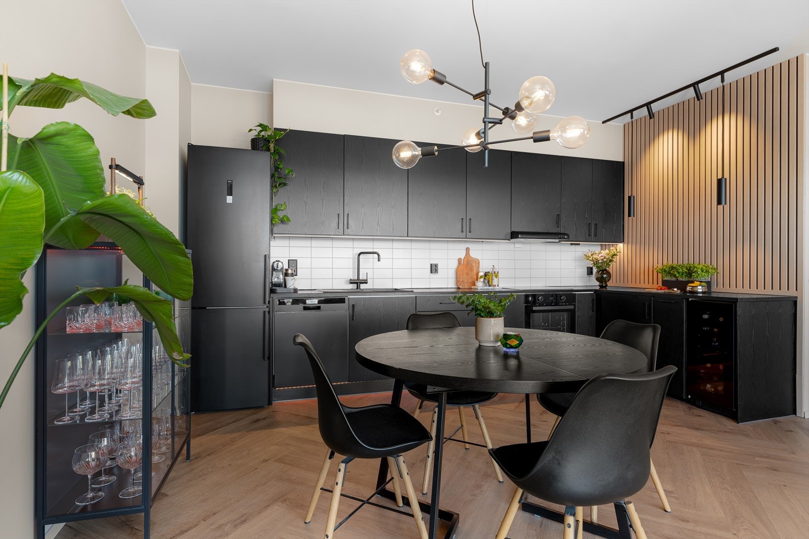 Spiseplassen er naturlig integrert i den åpne stue- og kjøkkenløsningen. Galleribilde