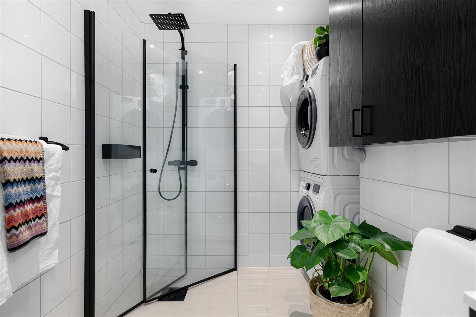 Badet har opplegg for vaskesøyle og et nedsenket dusjhjørne med svingbare dører. Galleribilde