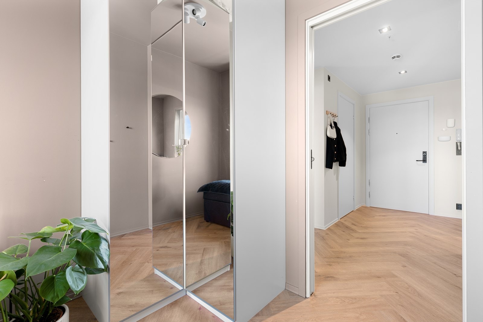 Det andre soverommet er praktisk innredet, her med speilgarderobe. Galleribilde