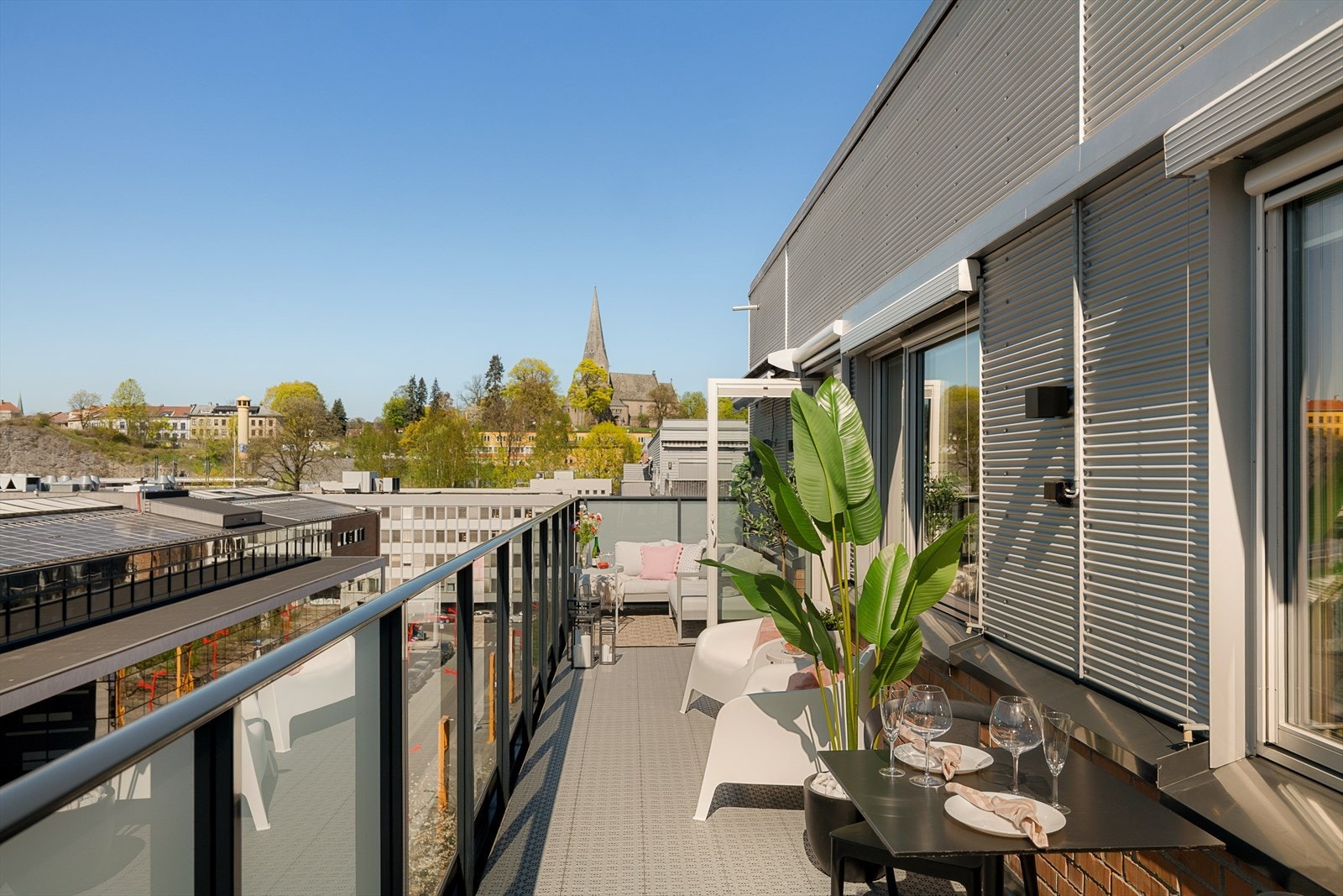 Den vestvendte balkongen byr på gode solforhold og en åpen utsikt. Balkongen er på hele 25m².
Den elektriske solskjermingen gir skygge på varme dager. Galleribilde