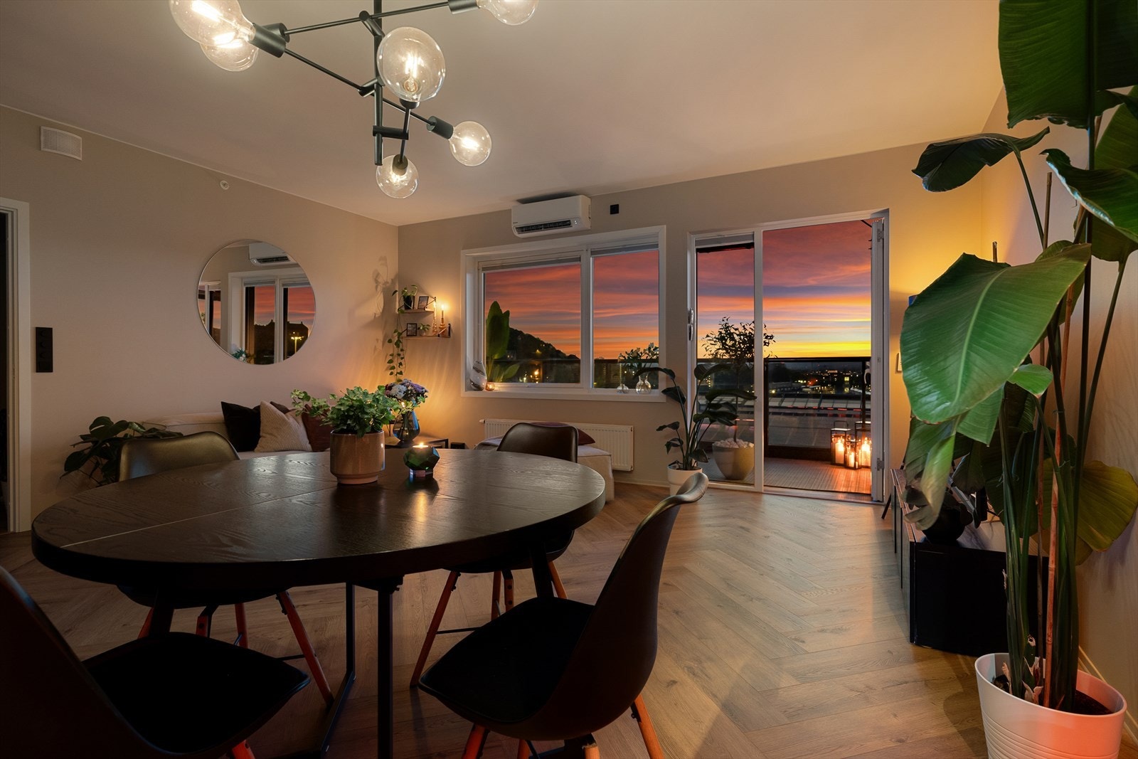 Den åpne løsningen gir god plass til både spisebord og sofagruppe. Galleribilde
