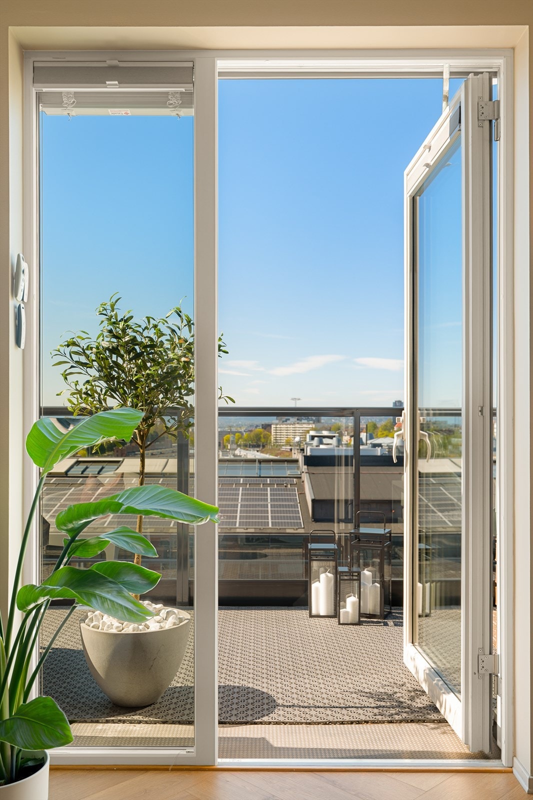 Balkongdører med isolerglass fra 2013 åpner opp mot uteplassen. Galleribilde