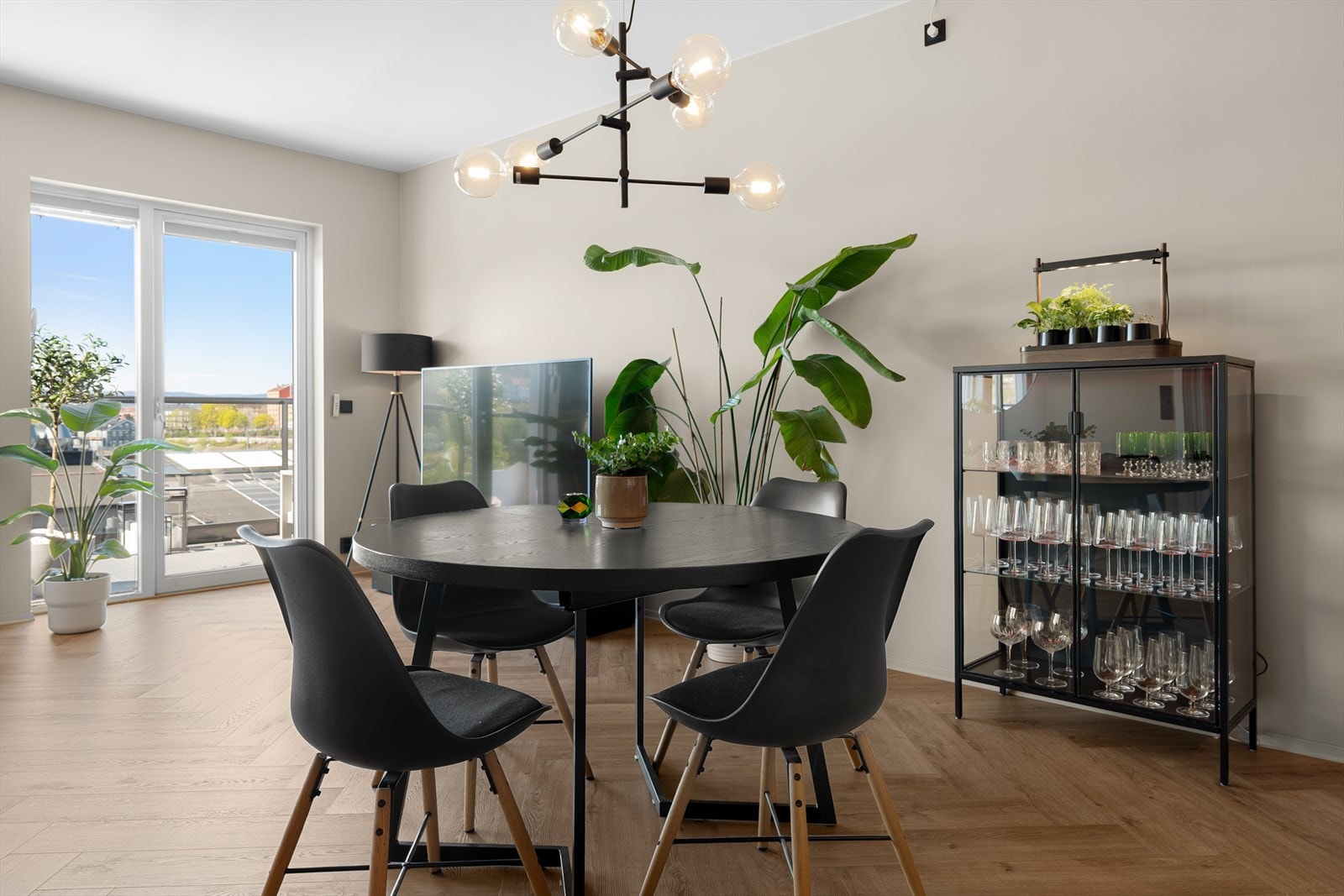 Leiligheten er utstyrt med en moderne smarthusløsning fra Plejd, som gir enkel og fleksibel styring av både lys og varme - enten manuelt eller via app.
Belysningen er nøye tilpasset de ulike rommene: Galleribilde