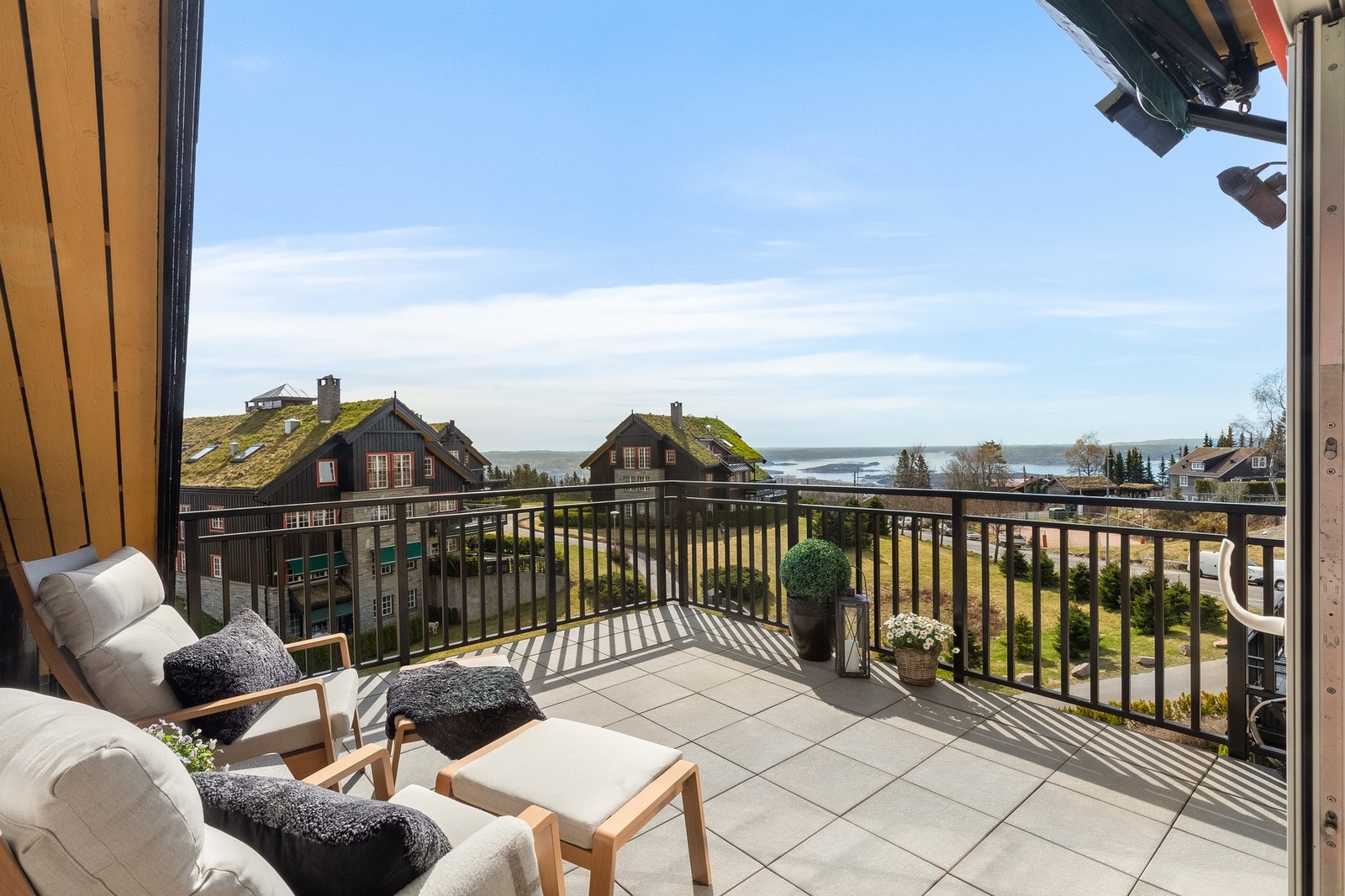 Stor, sydvestvendt terrasse (ca. 16 kvm) med flott utsikt - sol fra formiddag til ca. kl. 17:30 midtsommers. Galleribilde