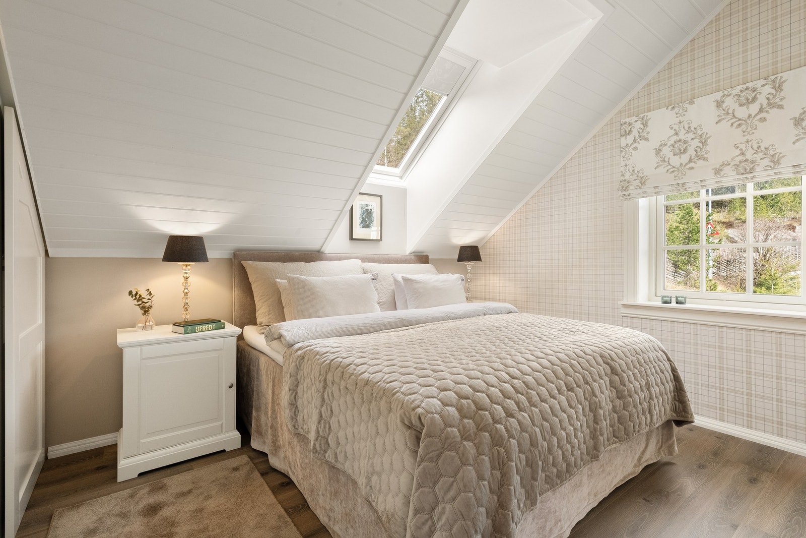 Hovedsoverom er av god størrelse og har direkte adkomst til eget bad (en suite). Galleribilde