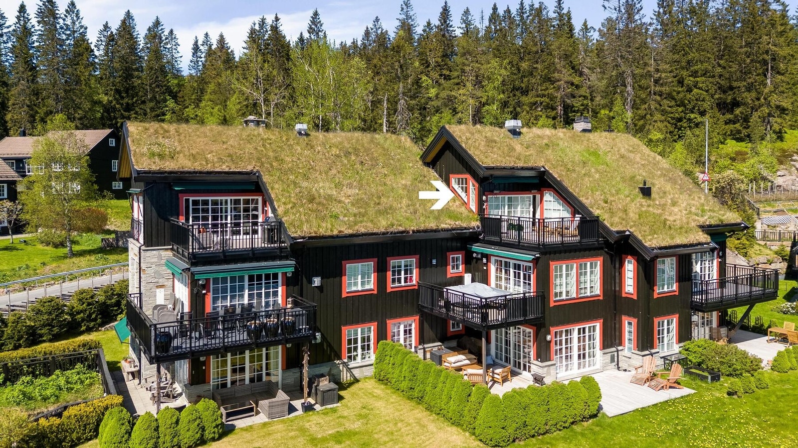 Her bor du høyt og fritt, uten gjenboere, med en fantastisk utsikt og nærhet til marka. Galleribilde