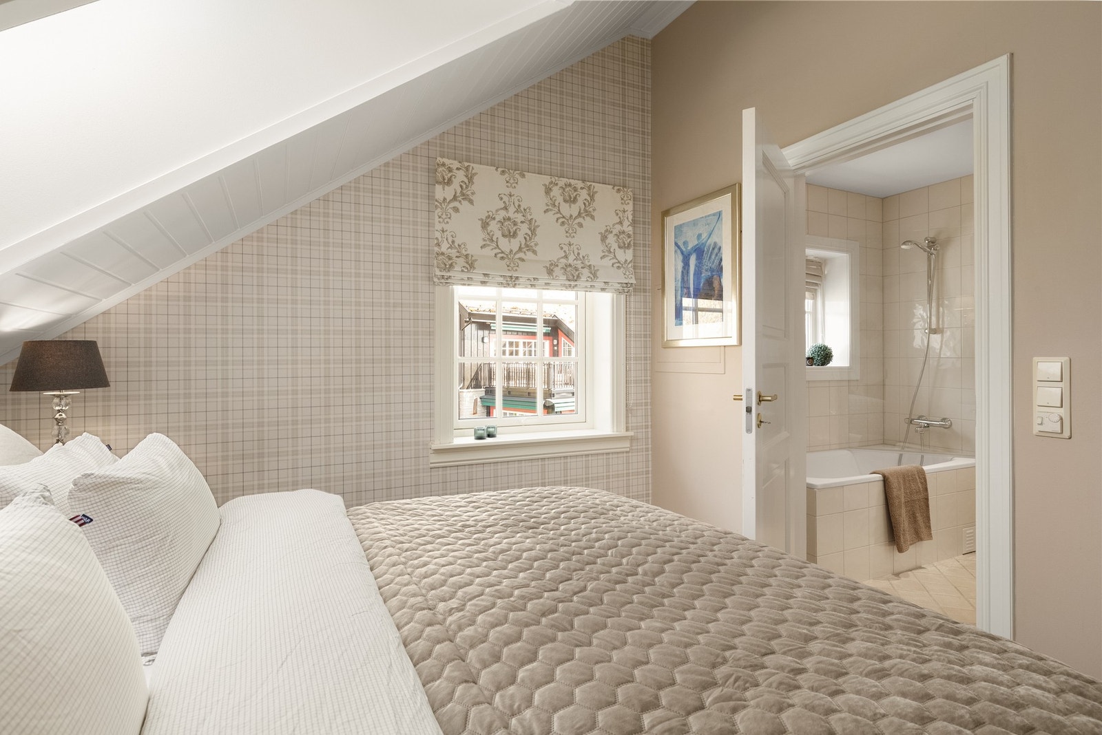 Hovedsoverommet har skyvedørsgarderobe med gode oppbevaringsmuligheter, og vender ut mot rolige omgivelser. Galleribilde