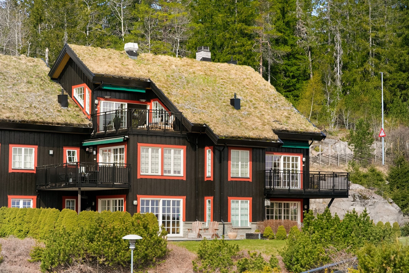 Leiligheten er lys og luftig med vinduer på fire sider og stor terrasse på 16 kvm og balkong på 7 kvm. Galleribilde