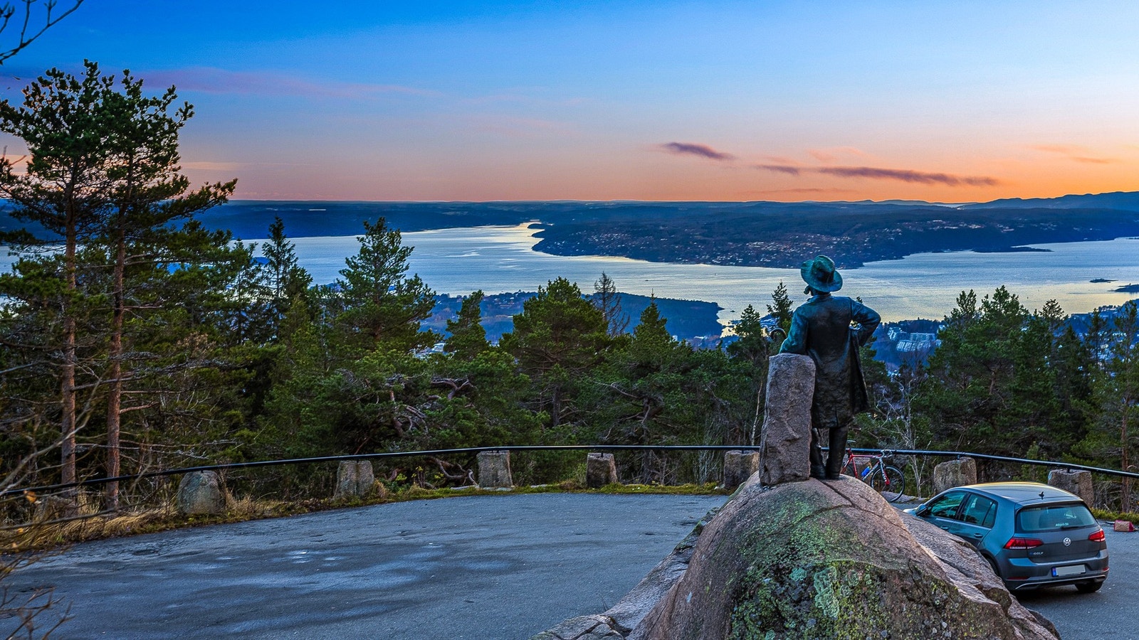 Kragutsikten i Voksenkollveien - vakkert utsiktspunkt med statue av Hans Hagerup Krag, med vid utsikt langs vestsiden av Oslofjorden helt ut mot Håøya og Drøbaksundet. Galleribilde