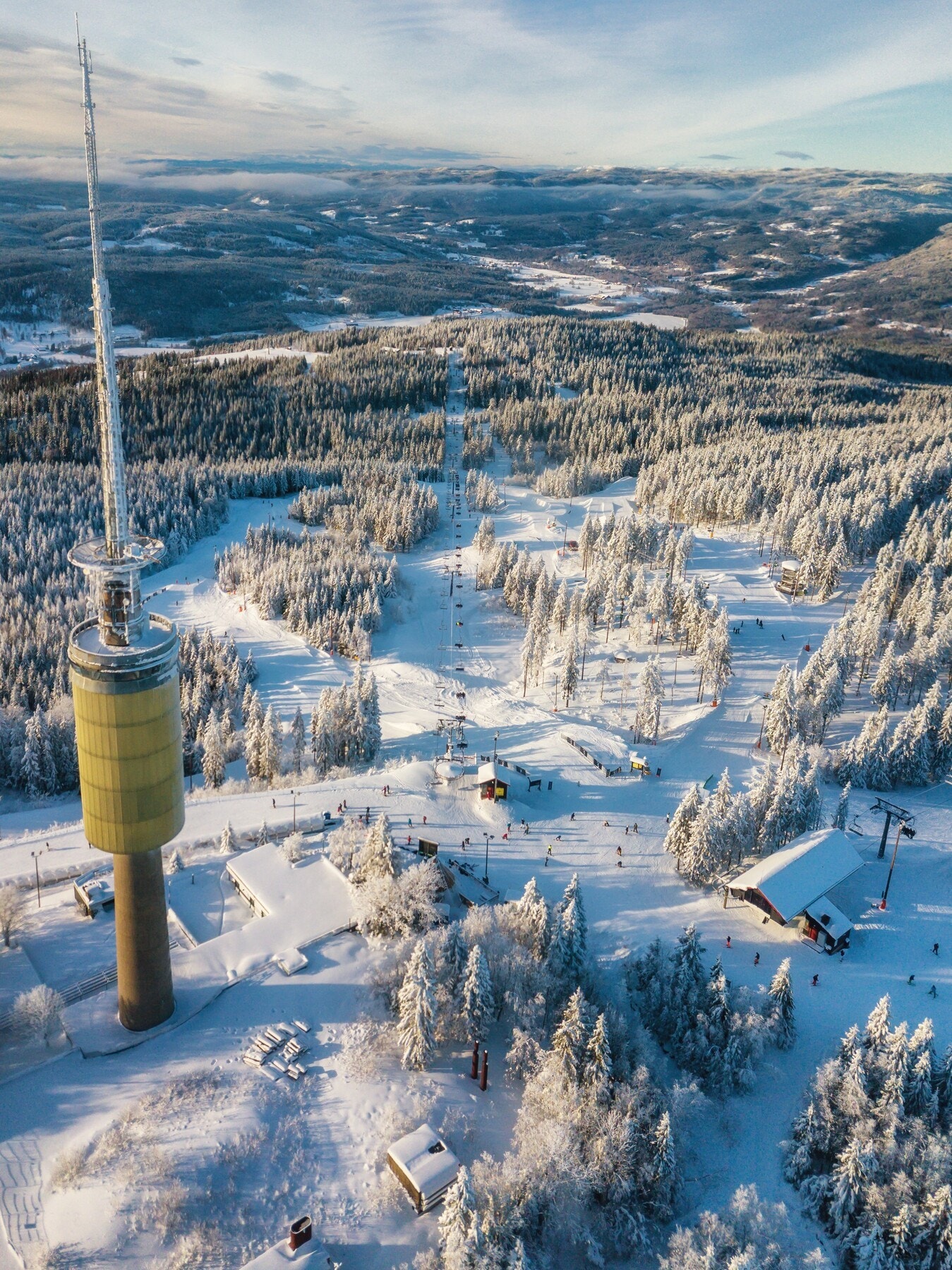 Oslo Vinterpark Tryvann er imponerende og inkluderer seks nedfarter, en internasjonal Half-Pipe i Wyllerløypa, Jibbepark i Tryvann om vinteren og Klatrepark for store og små. Galleribilde