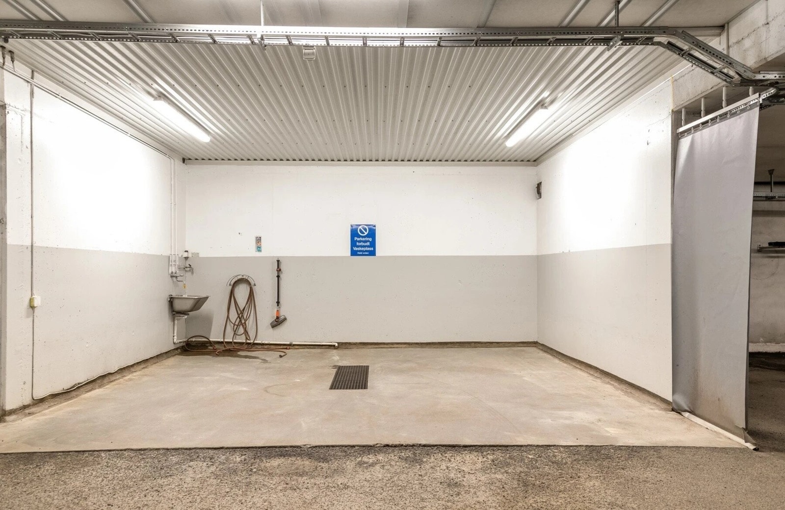 Sameiet har en felles vaskeplass i garasjeanlegget, som kan benyttes til vask av bil, sykler m.m. Galleribilde