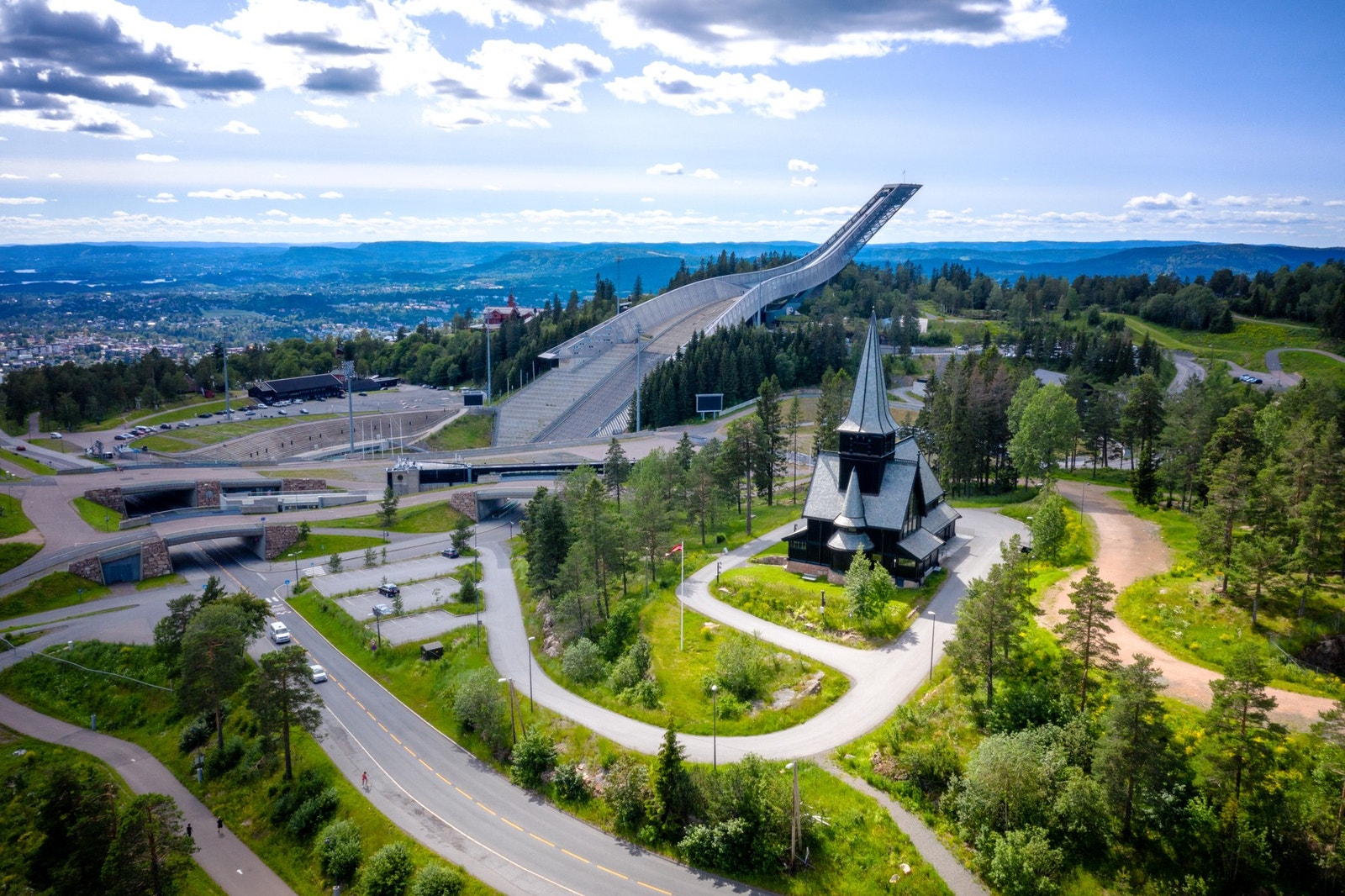 Eiendommen ligger høyt og fritt på Voksenkollen, på oversiden av Holmenkollbakken og Holmenkollen kapell. Galleribilde