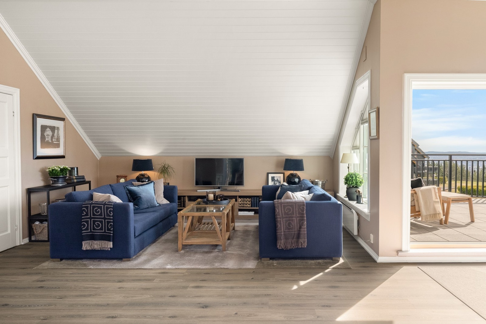 Innbydende stue med god plass til sofagruppe. Galleribilde