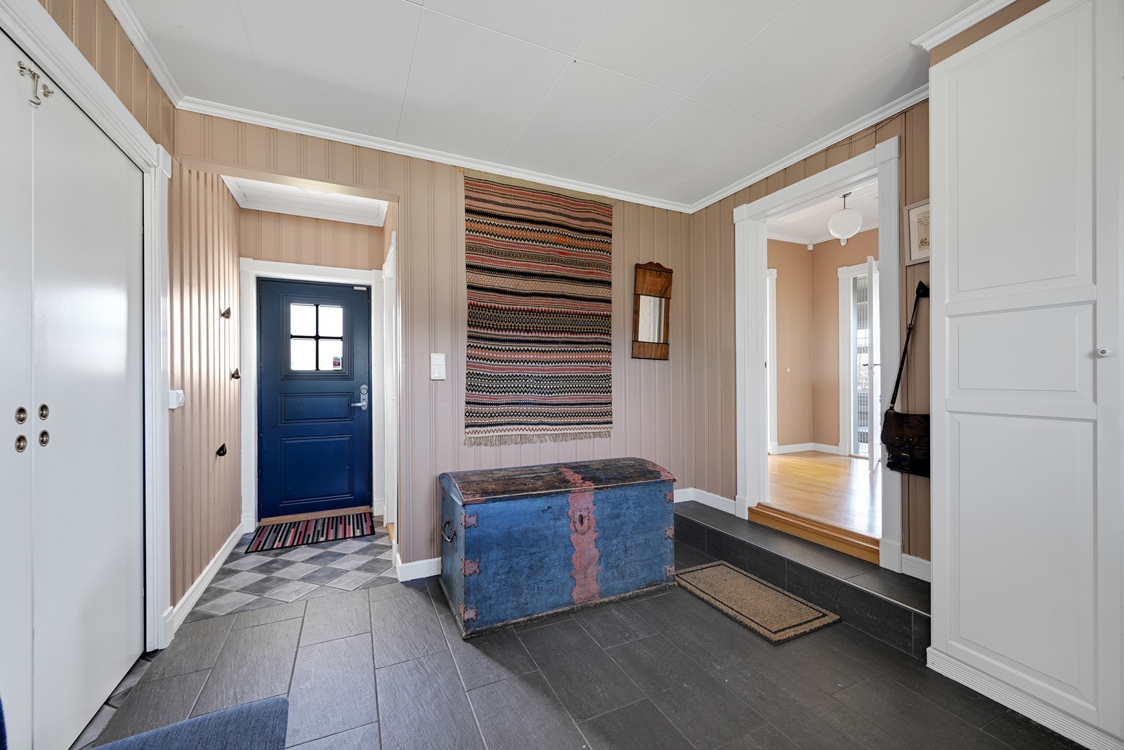 Gang/hall med utgang både til hagen og gårdsplassen. Eget garderoberom. Galleribilde