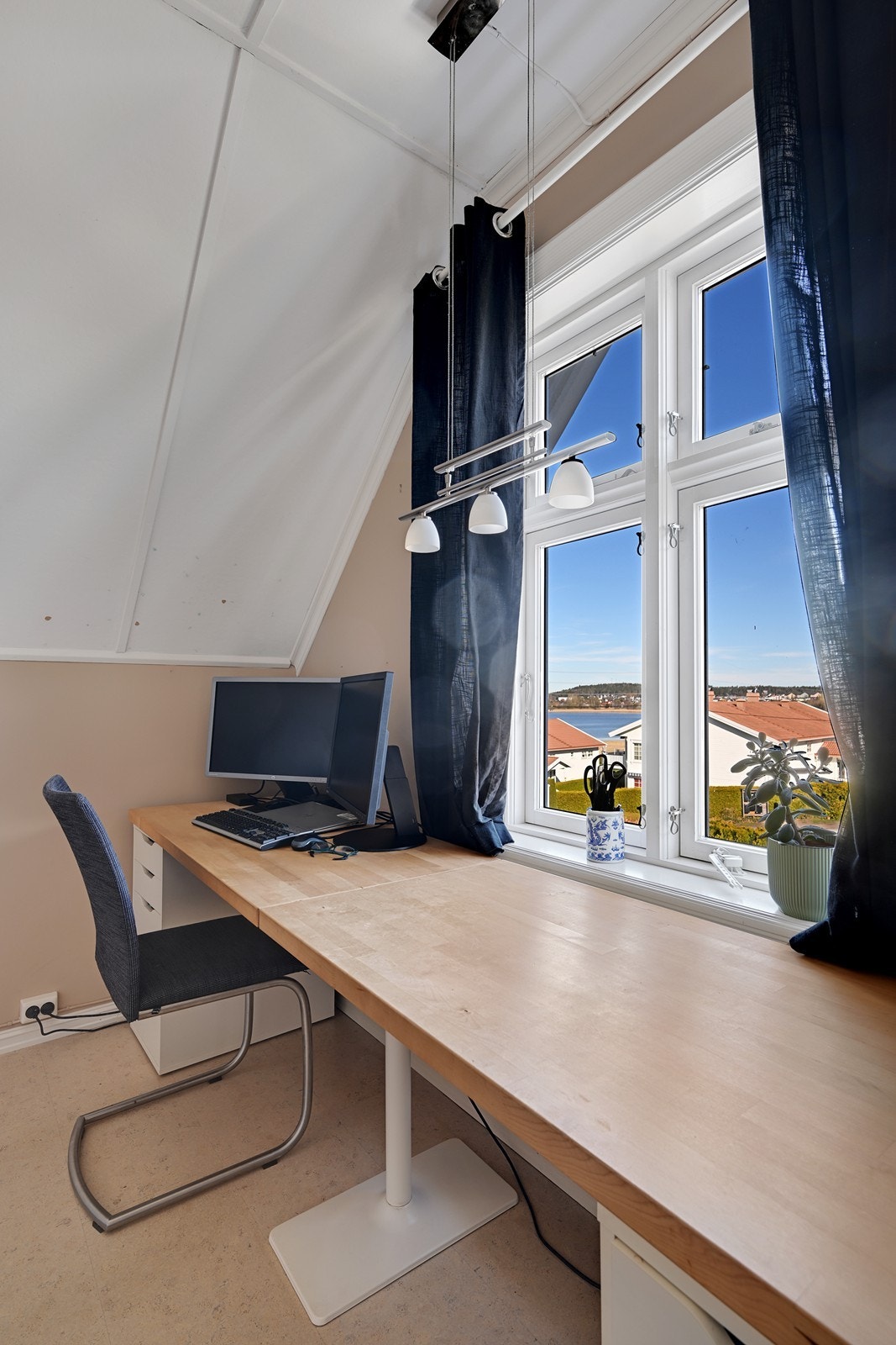 Soverom 3 med utsyn til sjøen. Galleribilde