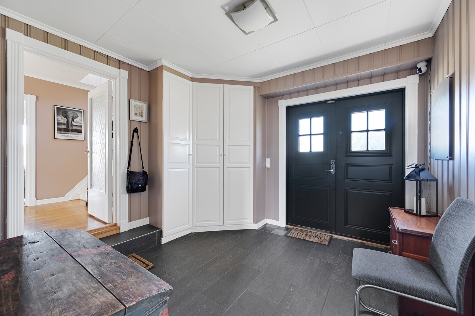 Gang/hall med utgang både til hagen og gårdsplassen. Eget garderoberom. Galleribilde