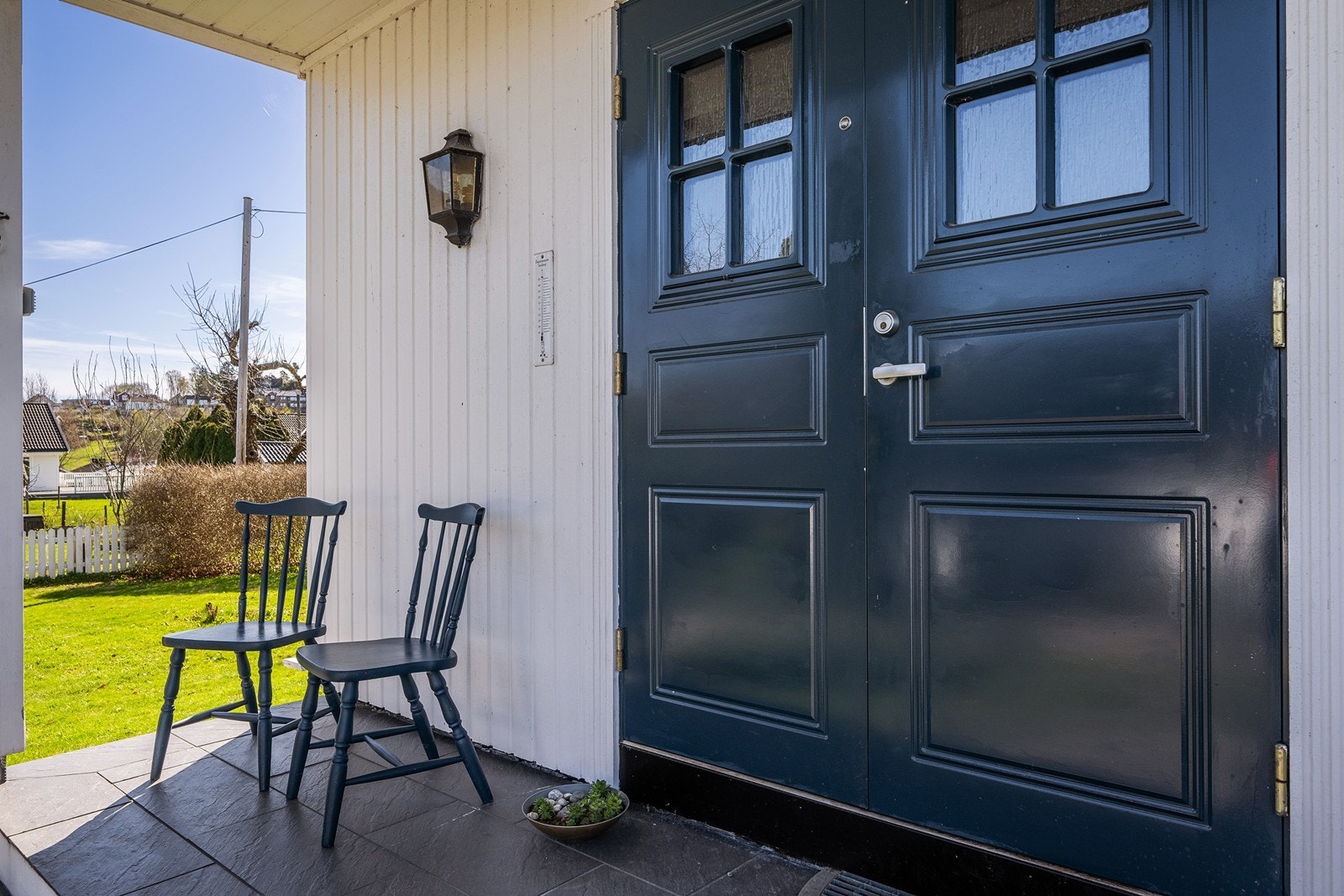 Hovedinngang med doble dører. Galleribilde