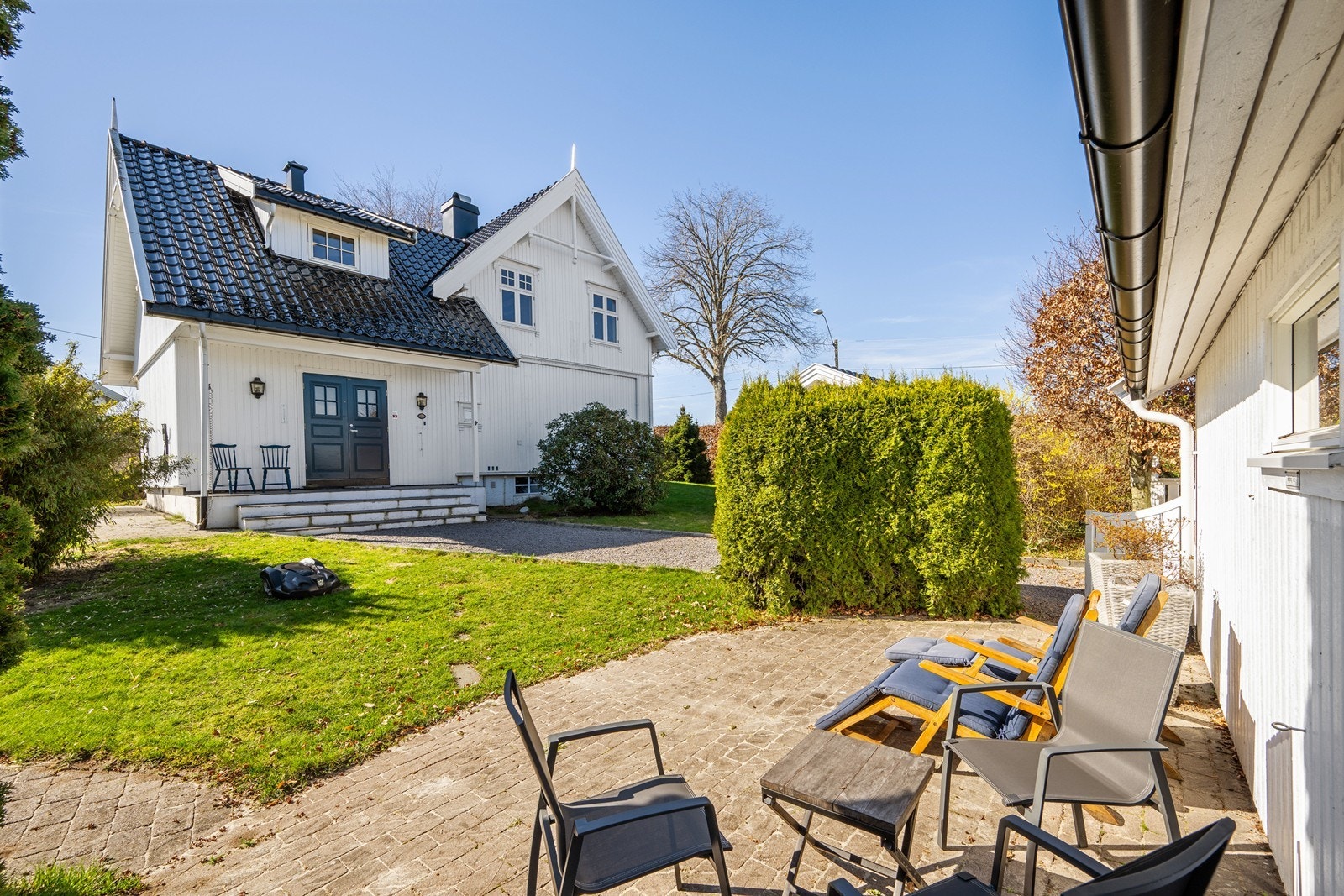Meget solrik tomt. Galleribilde