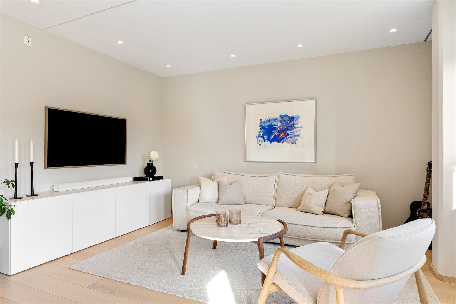 Det er også downlights i himlingen, som gir et jevnt og behagelig lys. Galleribilde