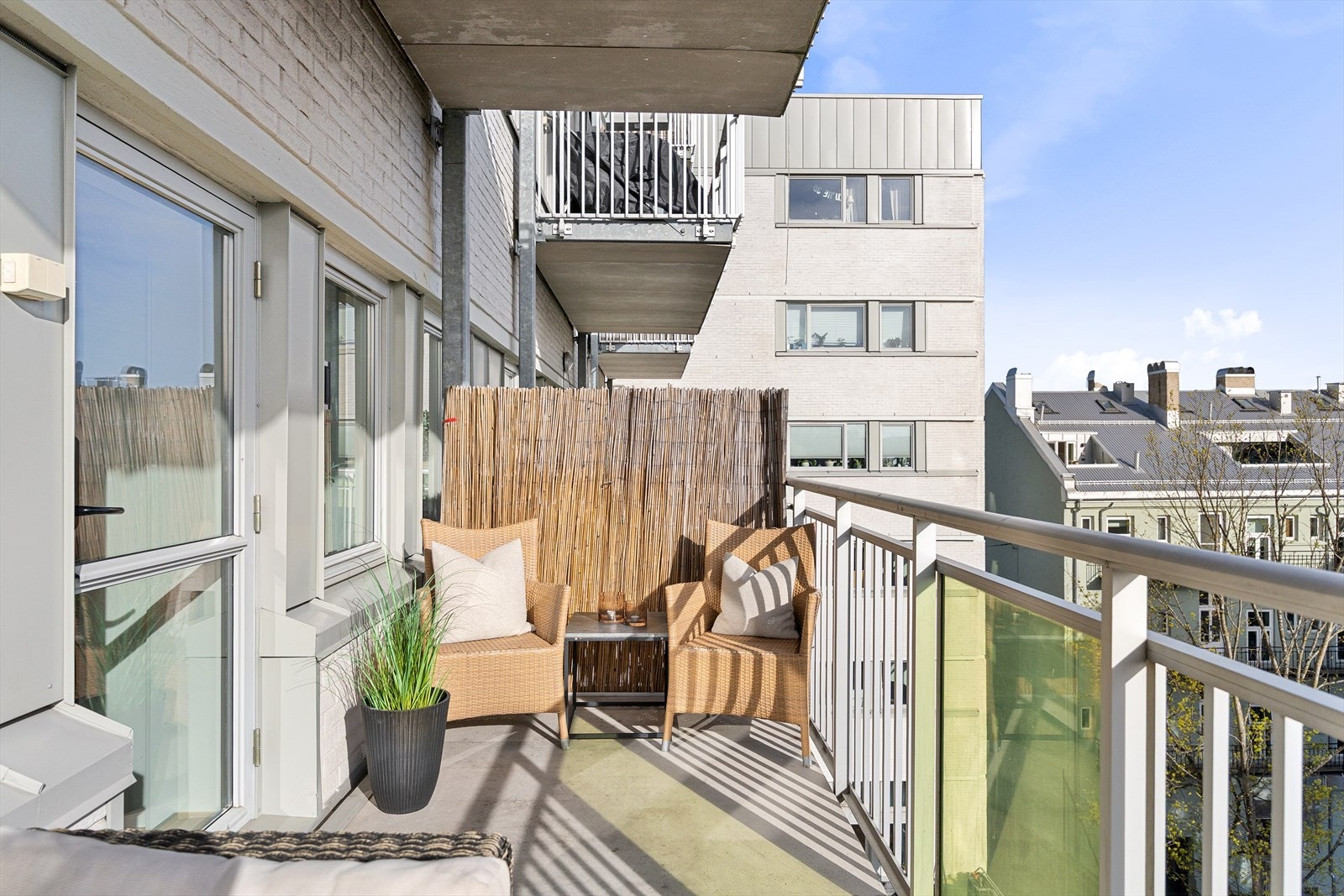 Her kan du enkelt skape en koselig uteoase med utemøbler, beplantning og en gassgrill. Galleribilde