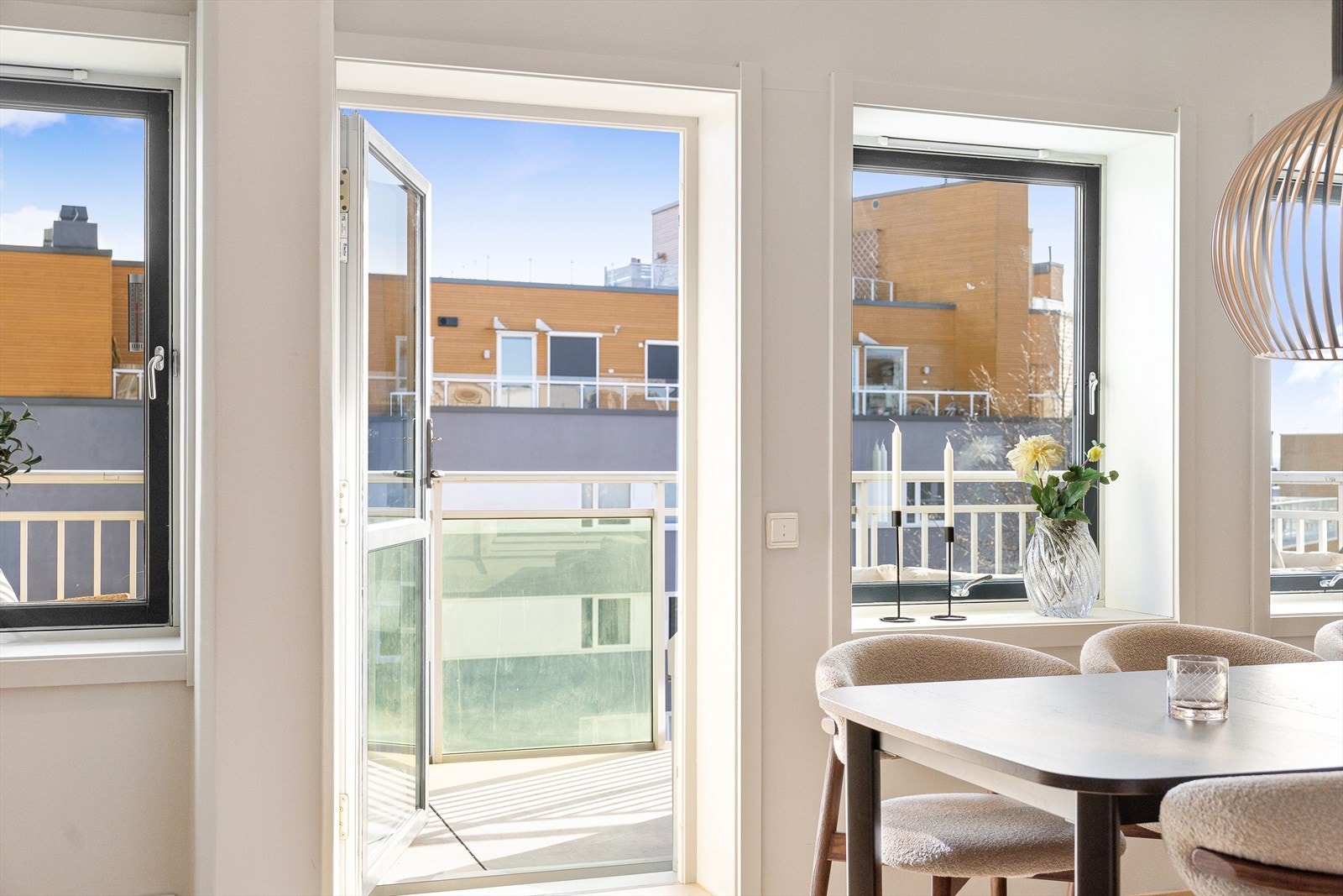 Fra stuen er det utgang til balkongen. Galleribilde