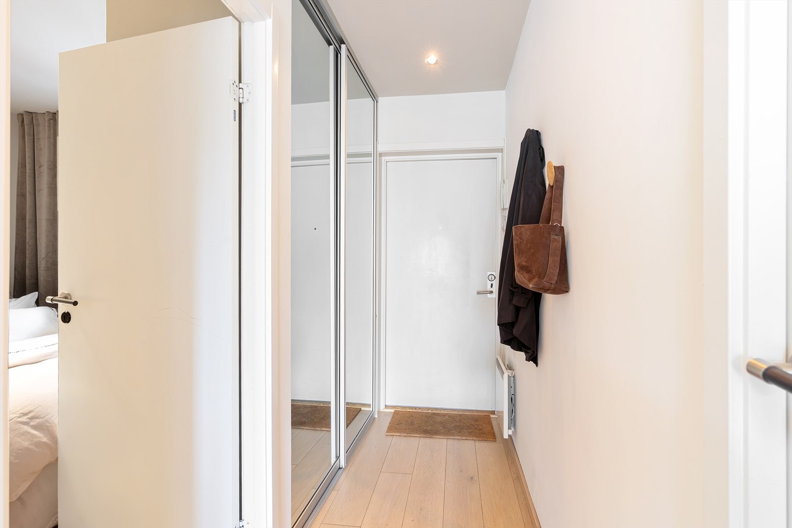 Leiligheten har en innbydende entré med downlights i himlingen, som gir et godt førsteinntrykk. Entréen har god oppbevaringsplass for yttertøy i en romslig skyvedørsgarderobe. Galleribilde