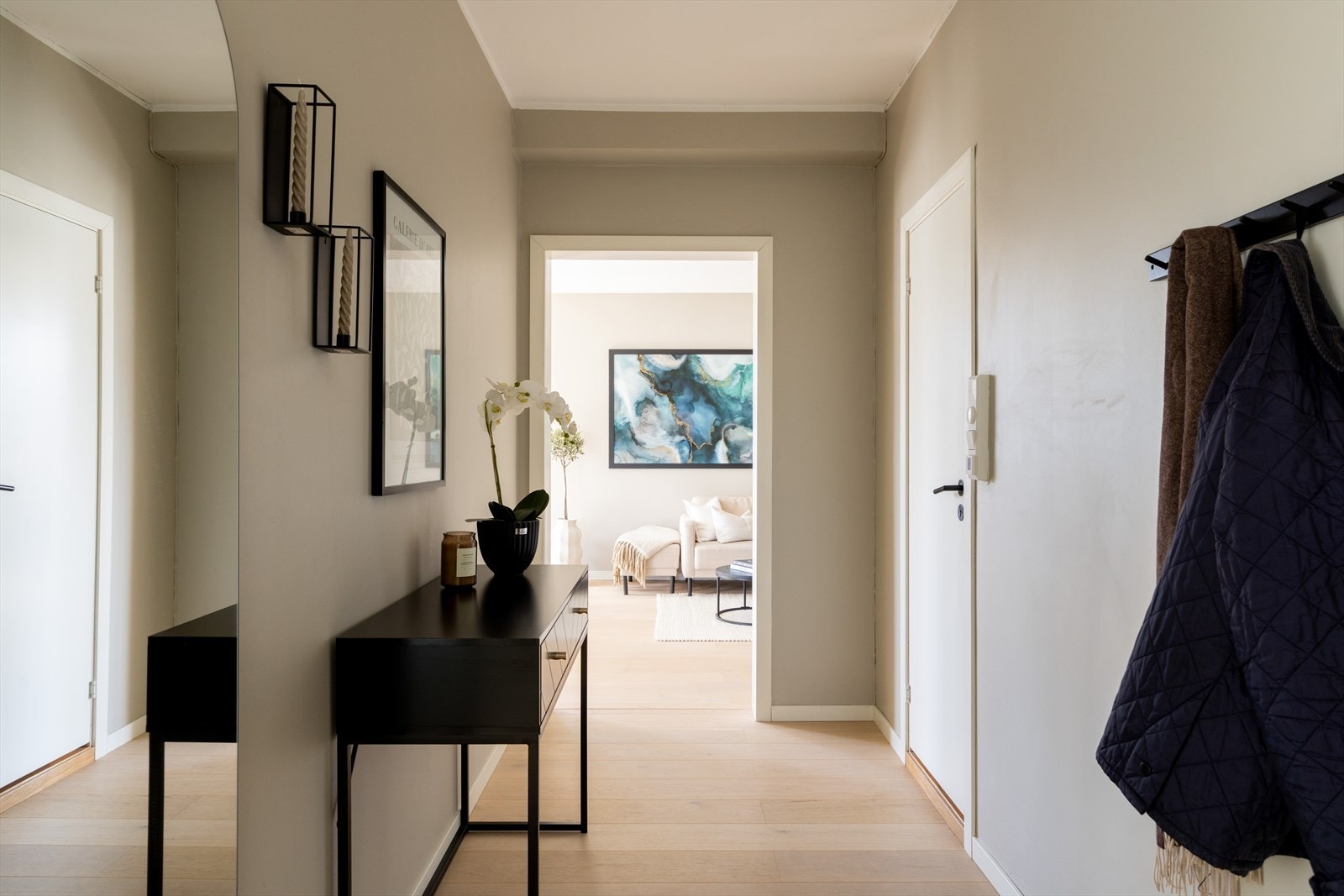 Leiligheten har en lys og åpen entré som skaper et umiddelbart godt førsteinntrykk - Velkommen inn! Galleribilde