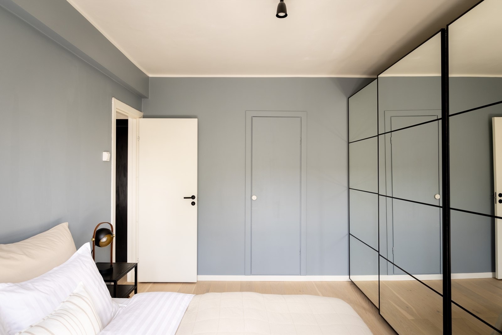 Videre er det gode oppbevaringsmuligheter i praktisk skyvedørsgarderobe, samt i et innebygd kott. Galleribilde