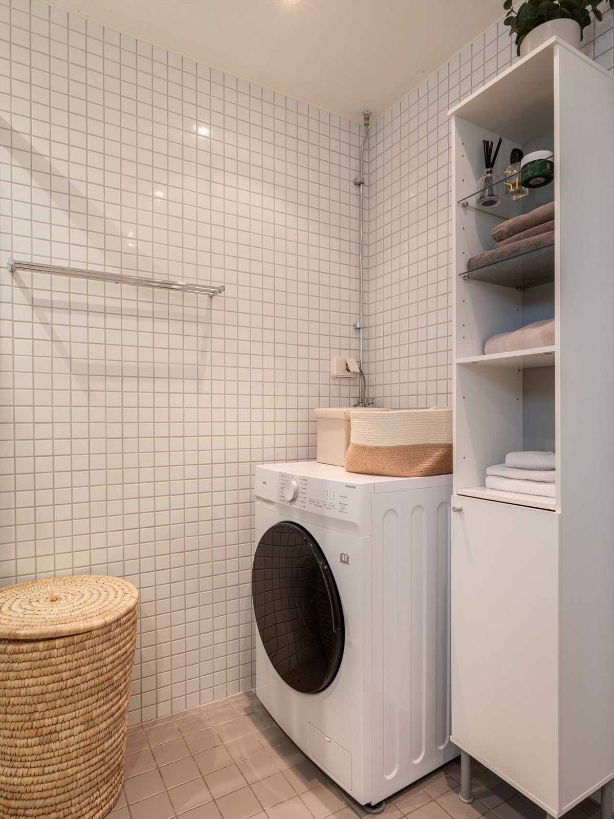 Badet er utstyrt med vegghengt toalett, servant med underskap og opplegg for vaskemaskin, som effektivt utnytter plassen. Galleribilde