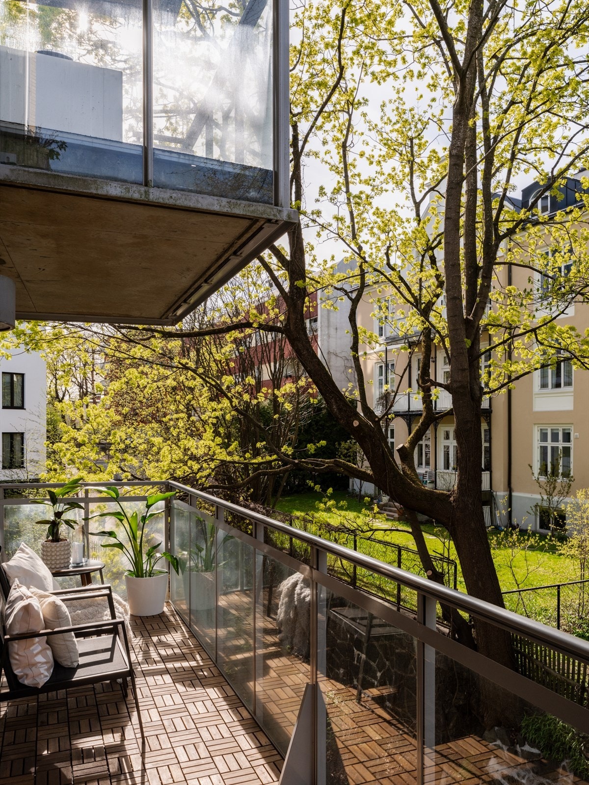 Boligen har en stor balkong på hele ca. 9 kvm som strekker seg rundt hjørnet. Galleribilde