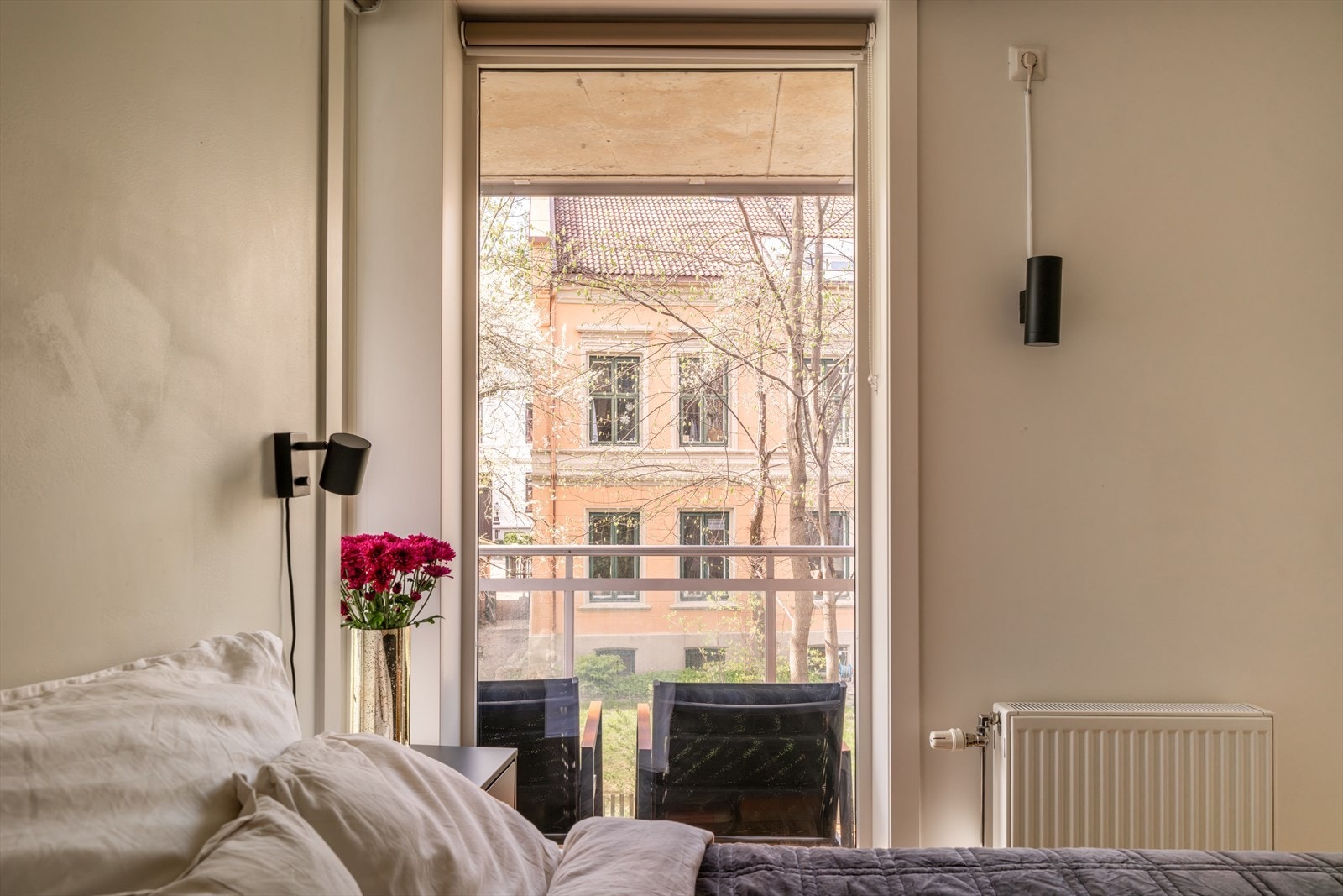 Fra soverommet har du utsikt mot den rolige bakgården. Galleribilde