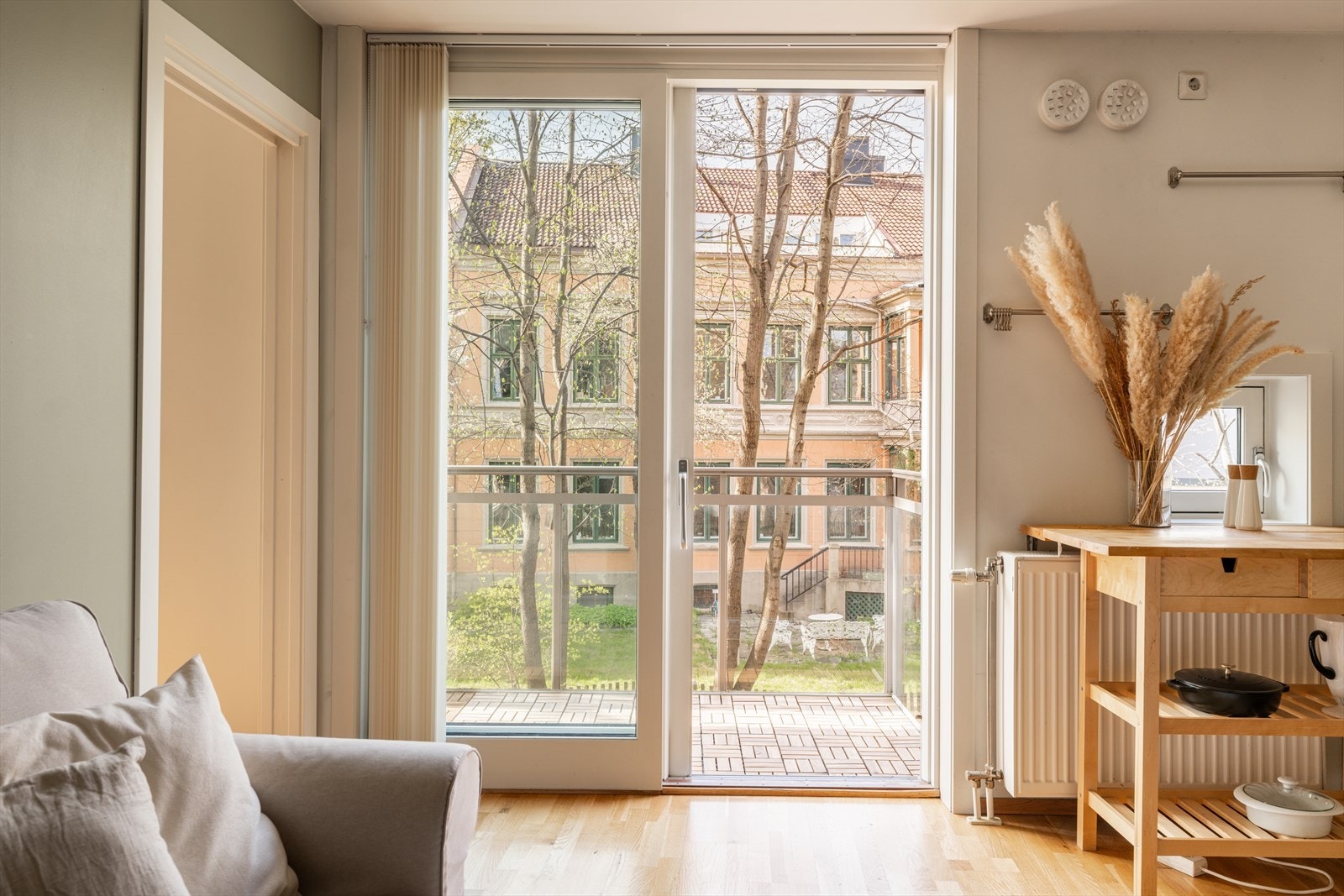 Store vindusflater gir masse lys til boligen gjennom hele dagen. Galleribilde