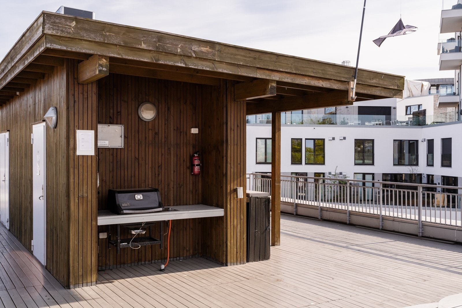 Takterrassen byr på rikelig med sitteplasser og et eget område for grilling, ideelt for sosiale sammenkomster. Galleribilde