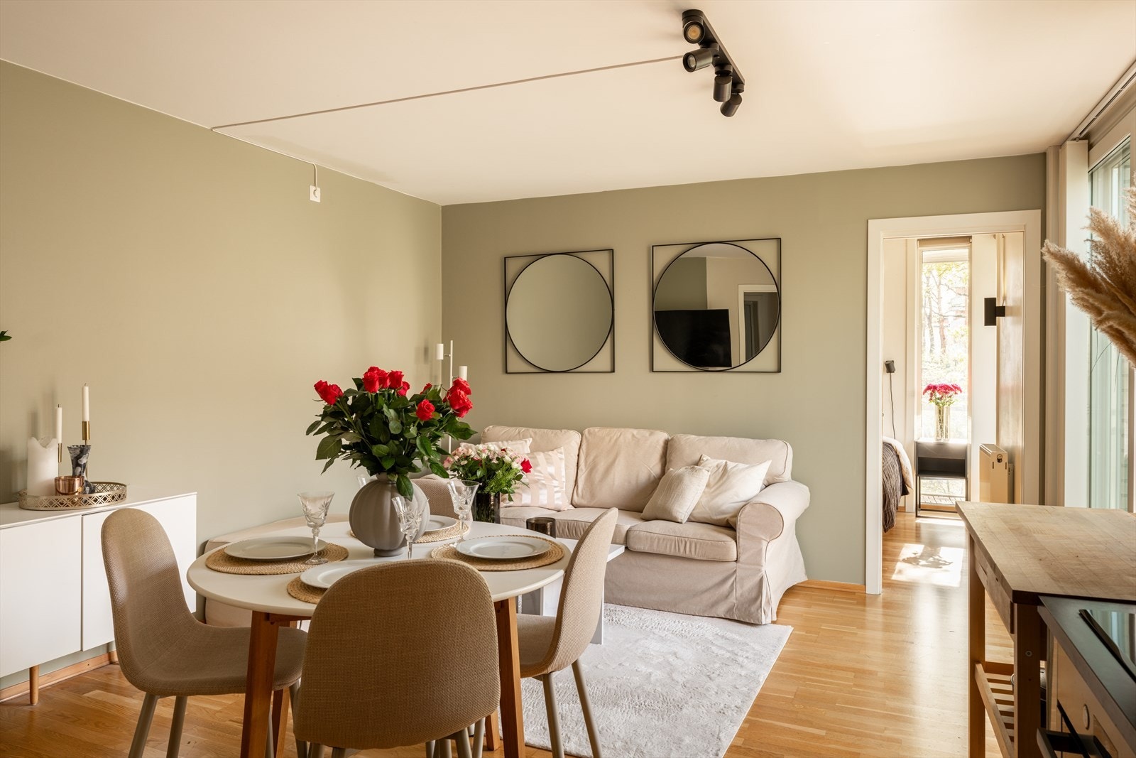 God plass til både spisebord og sofakrok i stuen. Galleribilde