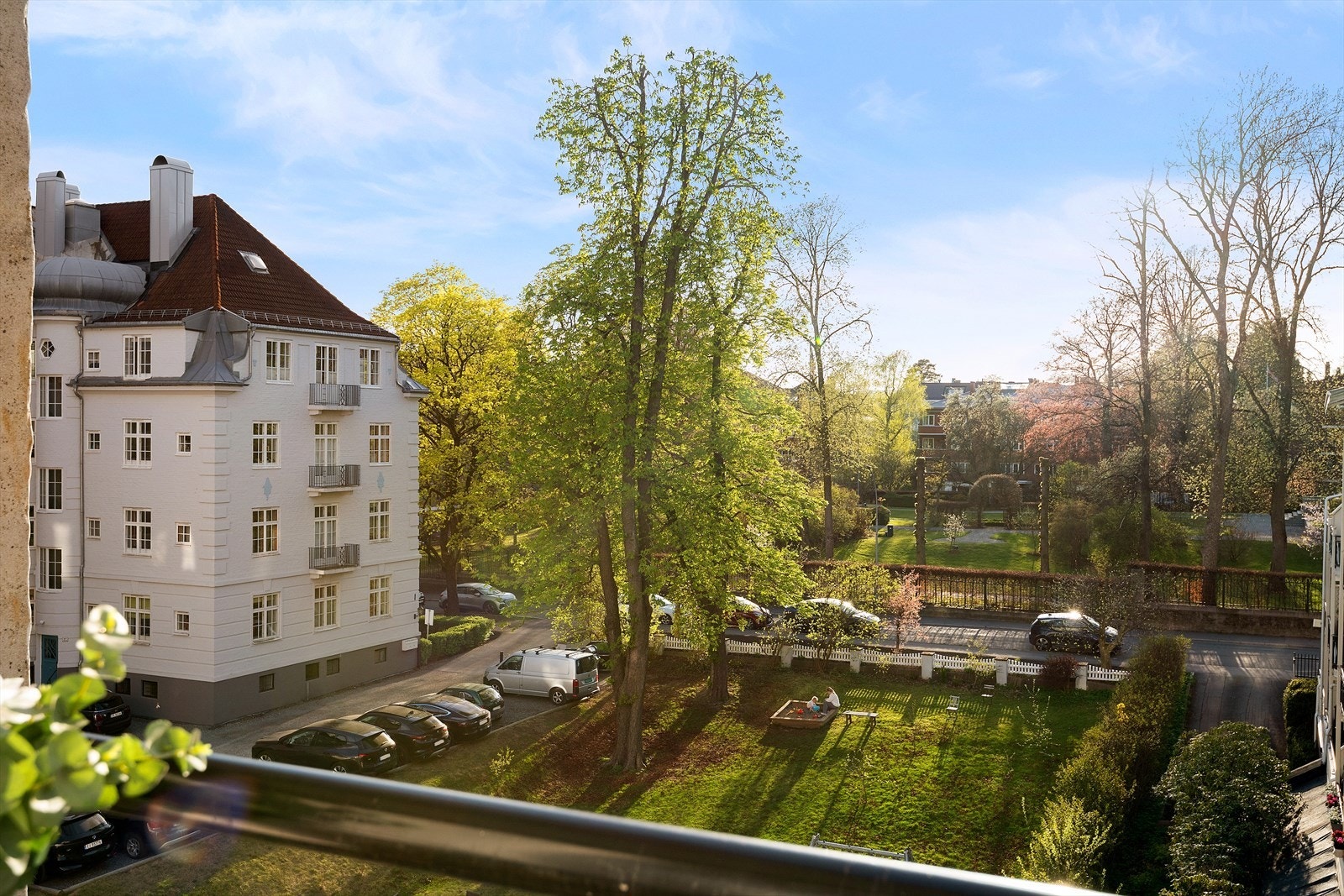 Fra boligen har du et fritt utsyn mot grønne og parkmessige omgivelser, kombinert med klassisk Frognerbebyggelse. Galleribilde