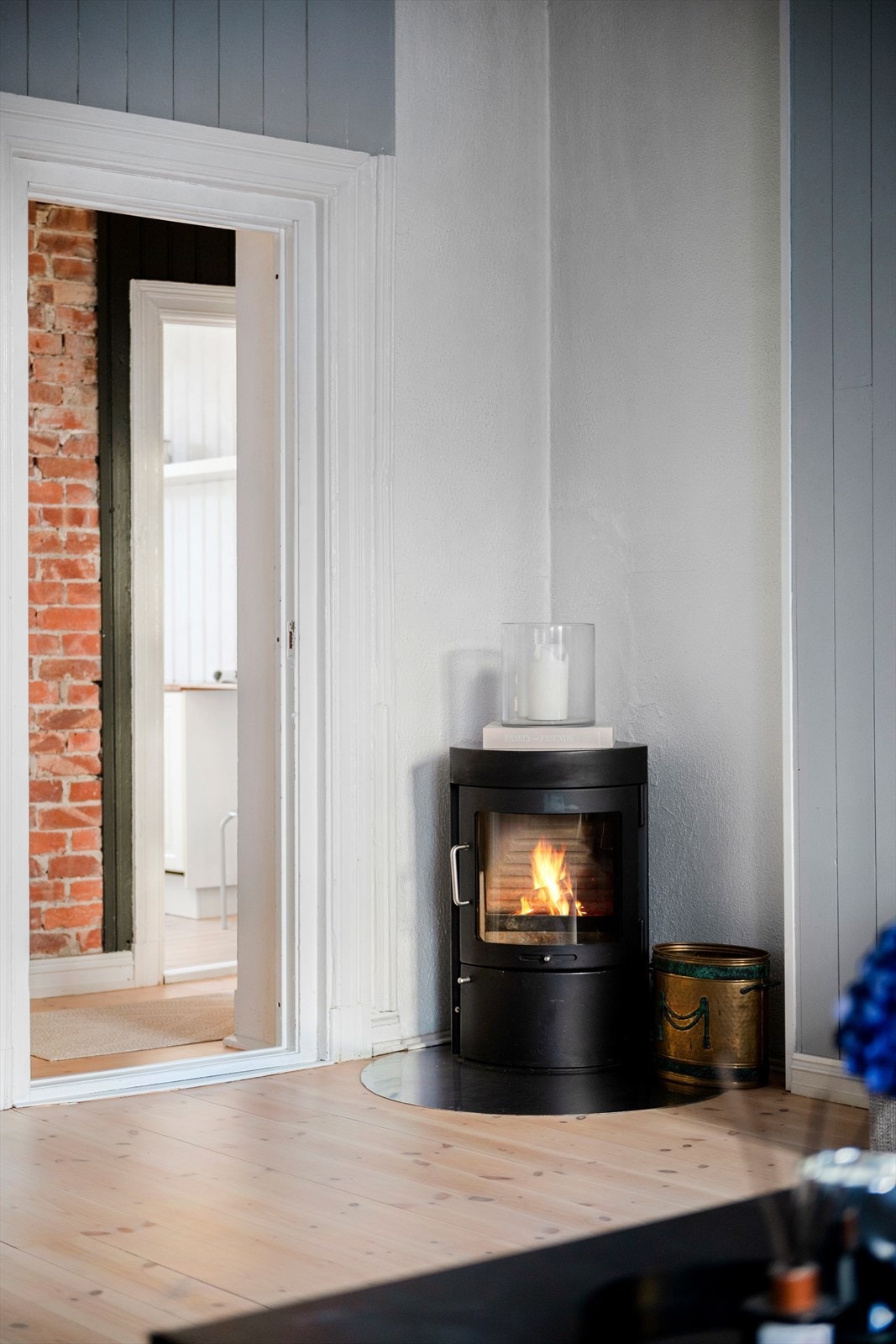 Det er installert peisovn som gir både hygge og ekstra oppvarming. Galleribilde
