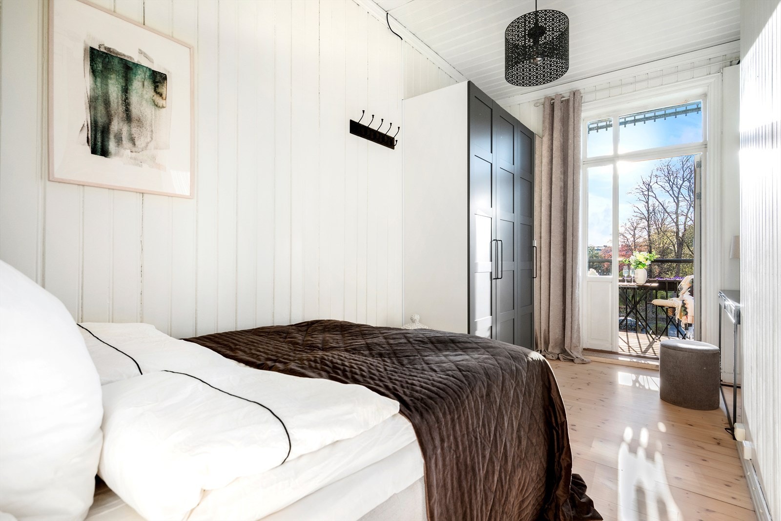Soverommet har en rolig og tilbaketrukket beliggenhet mot bakgård, og fungerer som en behagelig sone for hvile. Galleribilde