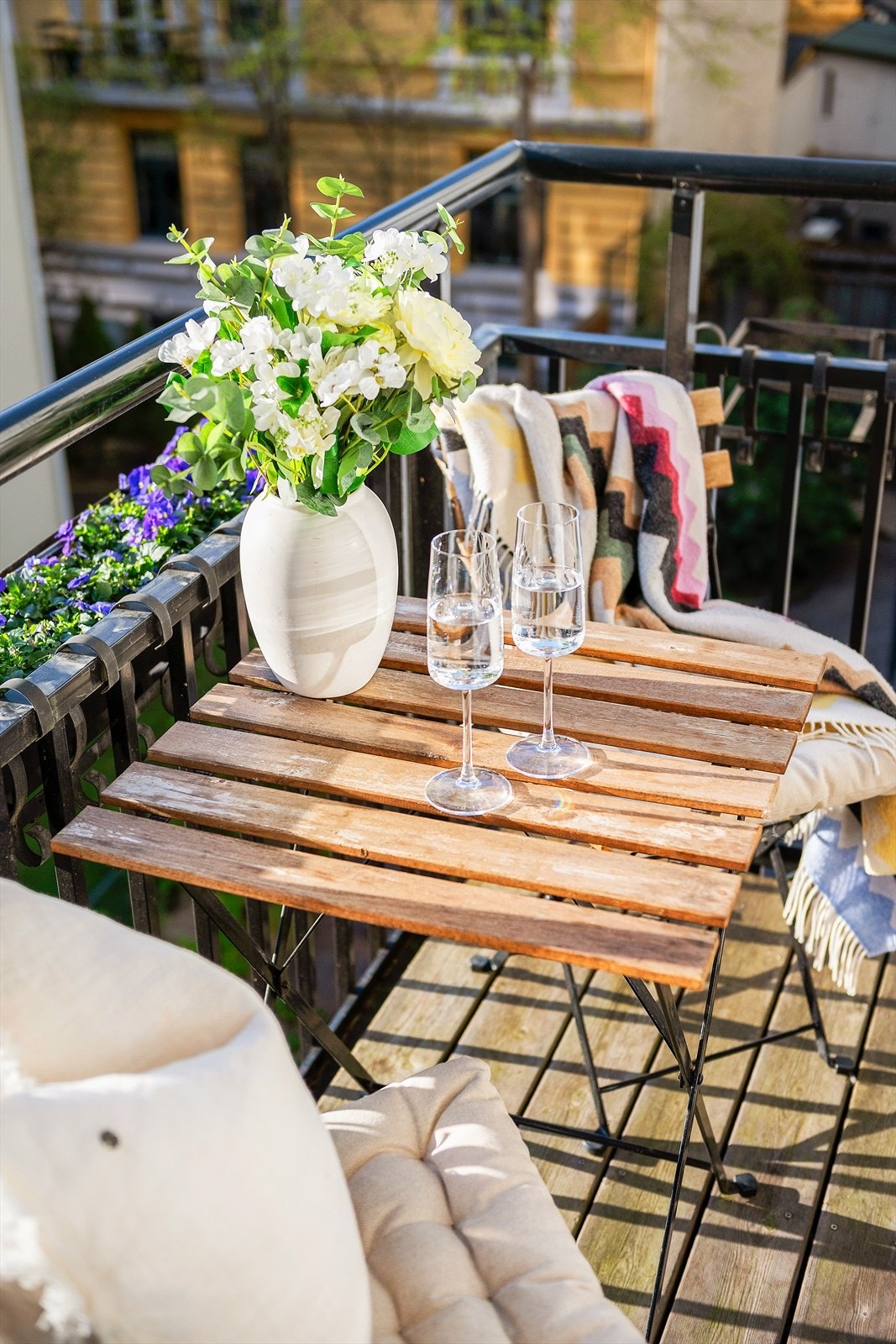 En attraktiv uteplass, perfekt for både avslapning og sosiale sammenkomster - her er det også tillatt å grille på balkongen. Galleribilde