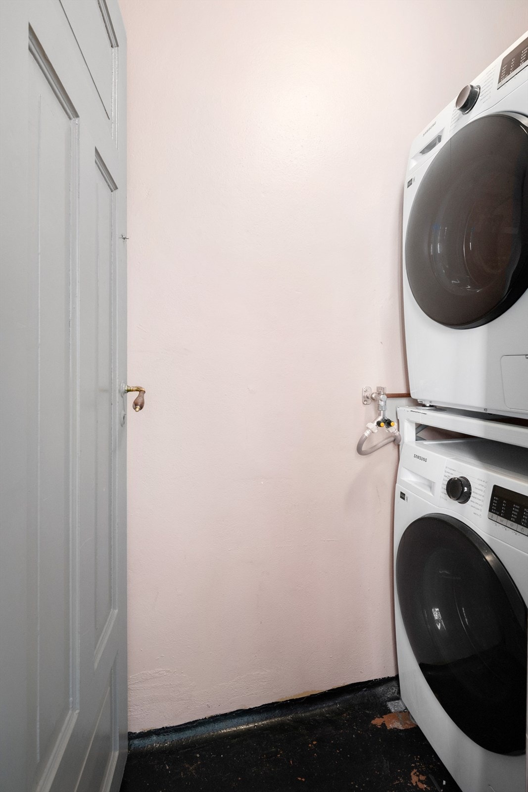 Leiligheten disponerer en ekstern trappebod med egen kombi-vaskemaskin, bod deles med én nabo. Galleribilde